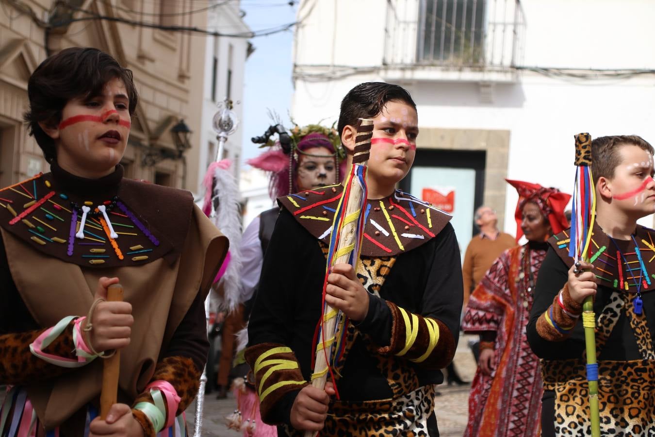 Disfrazados de payasos, exploradores, robot, personajes de Disney, diablos, animales, pintores, entre otros, centenares de niños y niñas han recorrido las calles de Jerez llenando de color y alegría todo a su alrededor, y dando comienzo, así, al Carnaval jerezano 2019.
