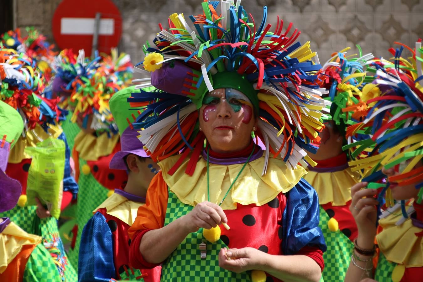 Disfrazados de payasos, exploradores, robot, personajes de Disney, diablos, animales, pintores, entre otros, centenares de niños y niñas han recorrido las calles de Jerez llenando de color y alegría todo a su alrededor, y dando comienzo, así, al Carnaval jerezano 2019.