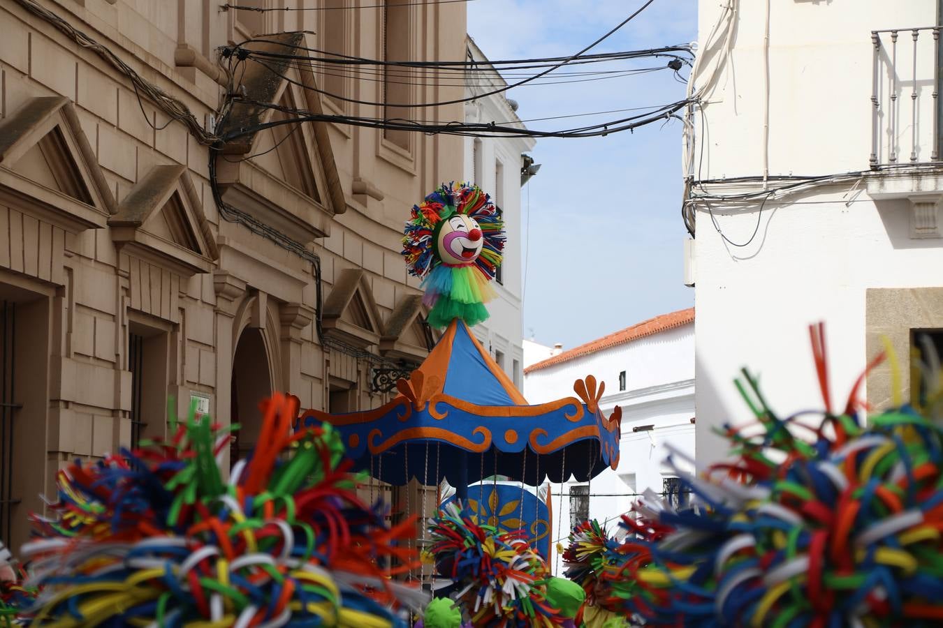 Disfrazados de payasos, exploradores, robot, personajes de Disney, diablos, animales, pintores, entre otros, centenares de niños y niñas han recorrido las calles de Jerez llenando de color y alegría todo a su alrededor, y dando comienzo, así, al Carnaval jerezano 2019.