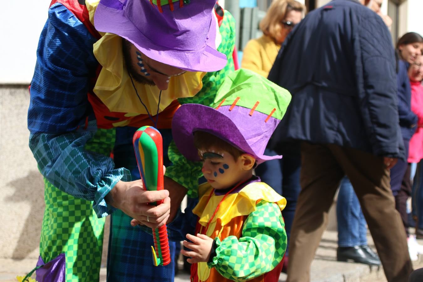 Disfrazados de payasos, exploradores, robot, personajes de Disney, diablos, animales, pintores, entre otros, centenares de niños y niñas han recorrido las calles de Jerez llenando de color y alegría todo a su alrededor, y dando comienzo, así, al Carnaval jerezano 2019.