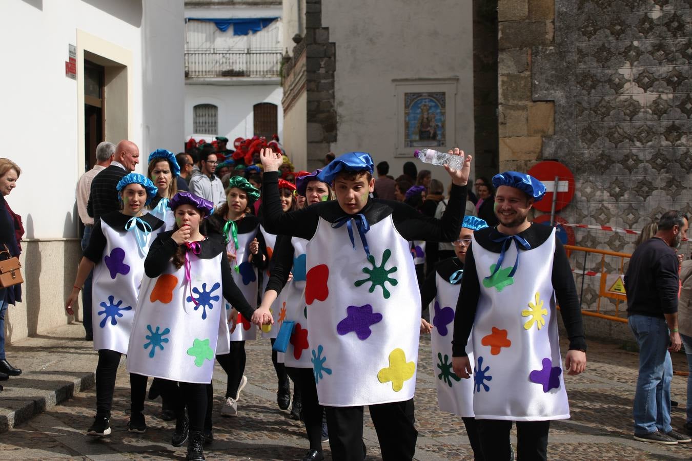 Disfrazados de payasos, exploradores, robot, personajes de Disney, diablos, animales, pintores, entre otros, centenares de niños y niñas han recorrido las calles de Jerez llenando de color y alegría todo a su alrededor, y dando comienzo, así, al Carnaval jerezano 2019.