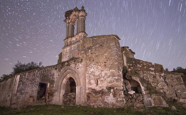 Cielo estrellado sobre la ermita de Santa María de Brovales, en el entorno natural de Jerez de los Caballeros. 
