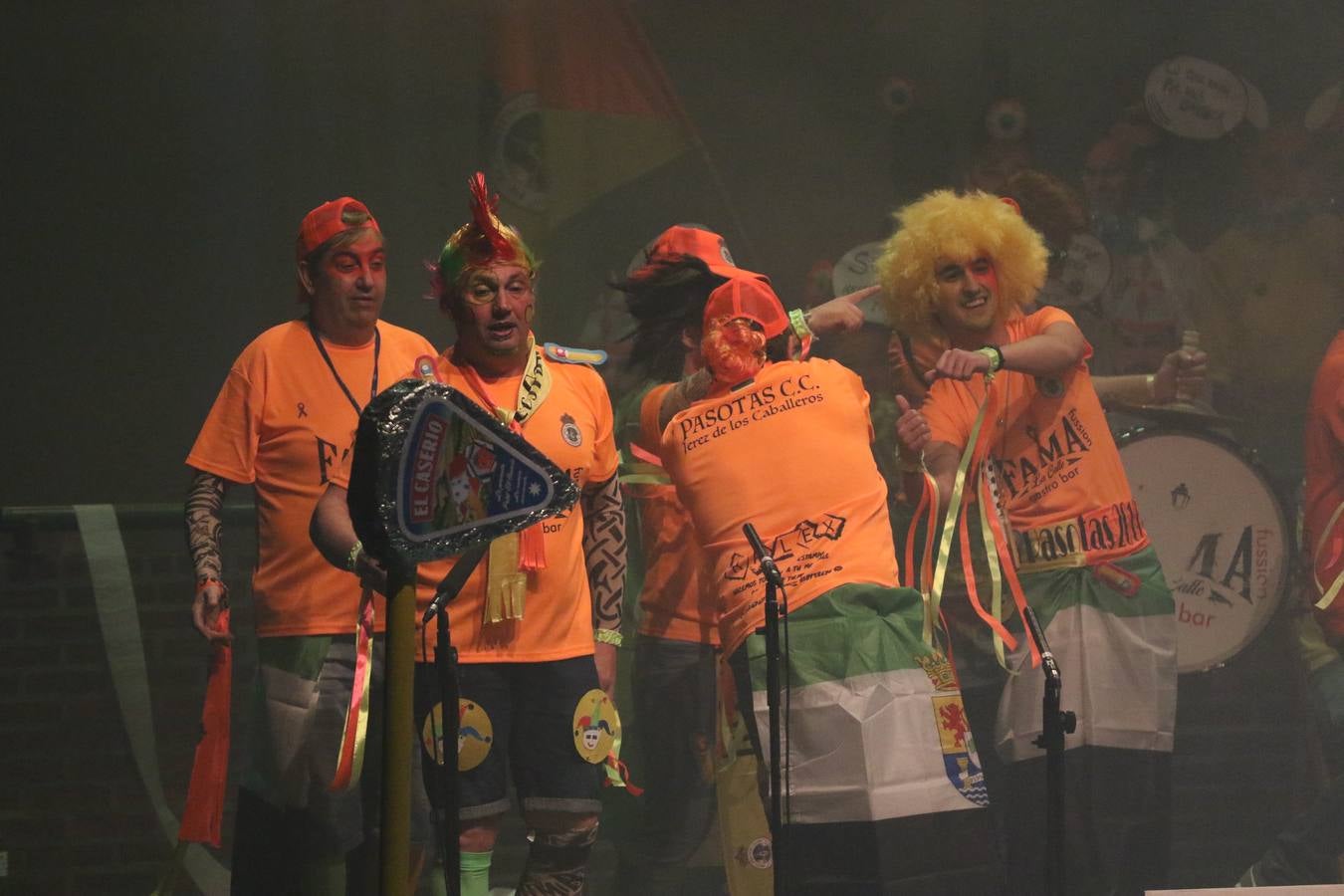 El Cine-Teatro Balboa acogió, anoche, una nueva edición del tradicional 'Certamen de murgas'. Un despliegue de humor, parodia e ironía con el que 'Los Pasotas', 'Las Inesperadas 2.0' y 'Los Carapipas' sedujeron al público asistente. Más allá del colorido y la extravagancia de sus trajes, sus letras exteriorizaron inquietudes y preocupaciones, convirtiéndose en fiel reflejo de la sociedad jerezana. Pasodobles, cuplés y popurrís, compuestos por letras reivindicativas, críticas, de agradecimiento y homenaje, volvieron, un año más, a subirse al escenario.