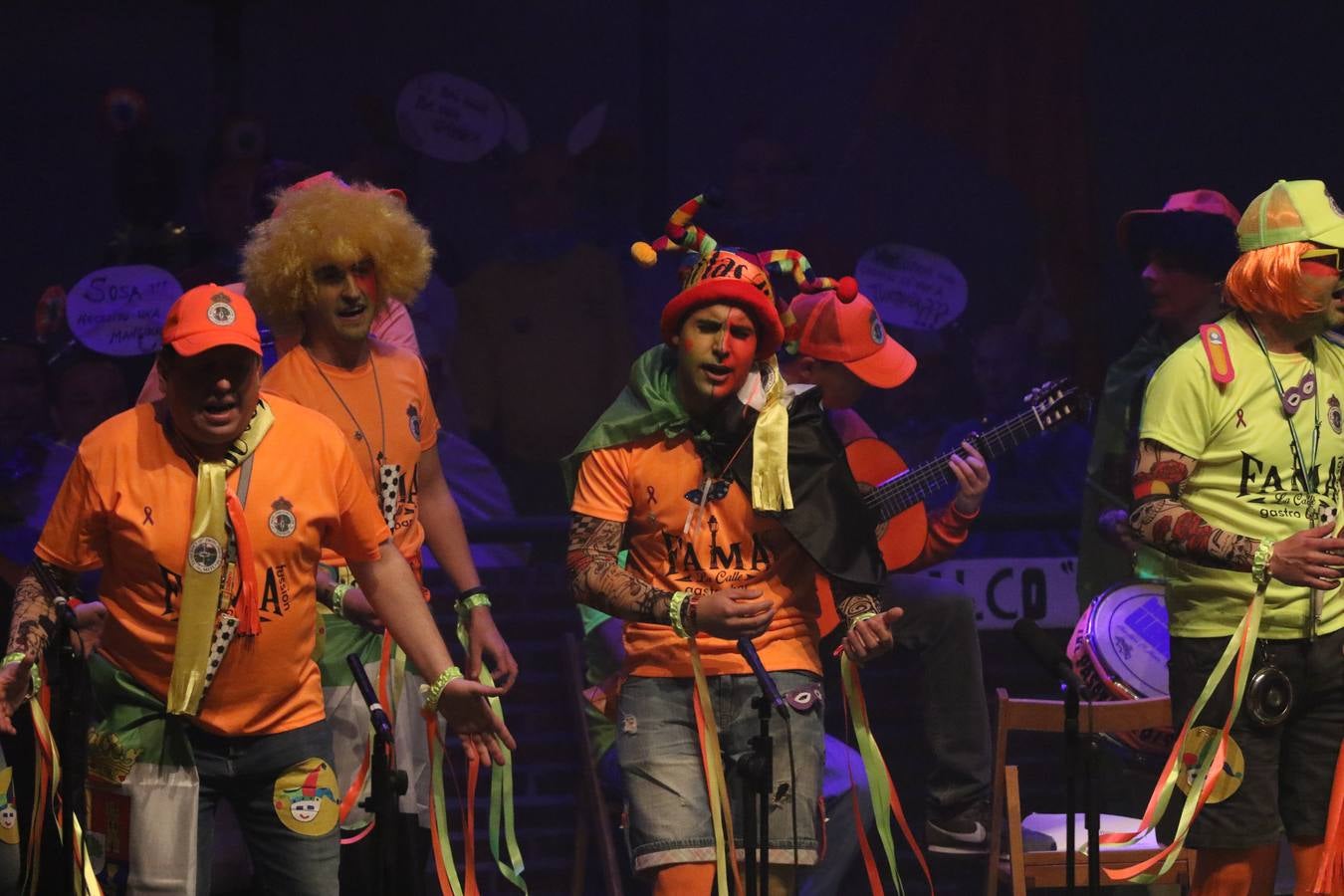 El Cine-Teatro Balboa acogió, anoche, una nueva edición del tradicional 'Certamen de murgas'. Un despliegue de humor, parodia e ironía con el que 'Los Pasotas', 'Las Inesperadas 2.0' y 'Los Carapipas' sedujeron al público asistente. Más allá del colorido y la extravagancia de sus trajes, sus letras exteriorizaron inquietudes y preocupaciones, convirtiéndose en fiel reflejo de la sociedad jerezana. Pasodobles, cuplés y popurrís, compuestos por letras reivindicativas, críticas, de agradecimiento y homenaje, volvieron, un año más, a subirse al escenario.