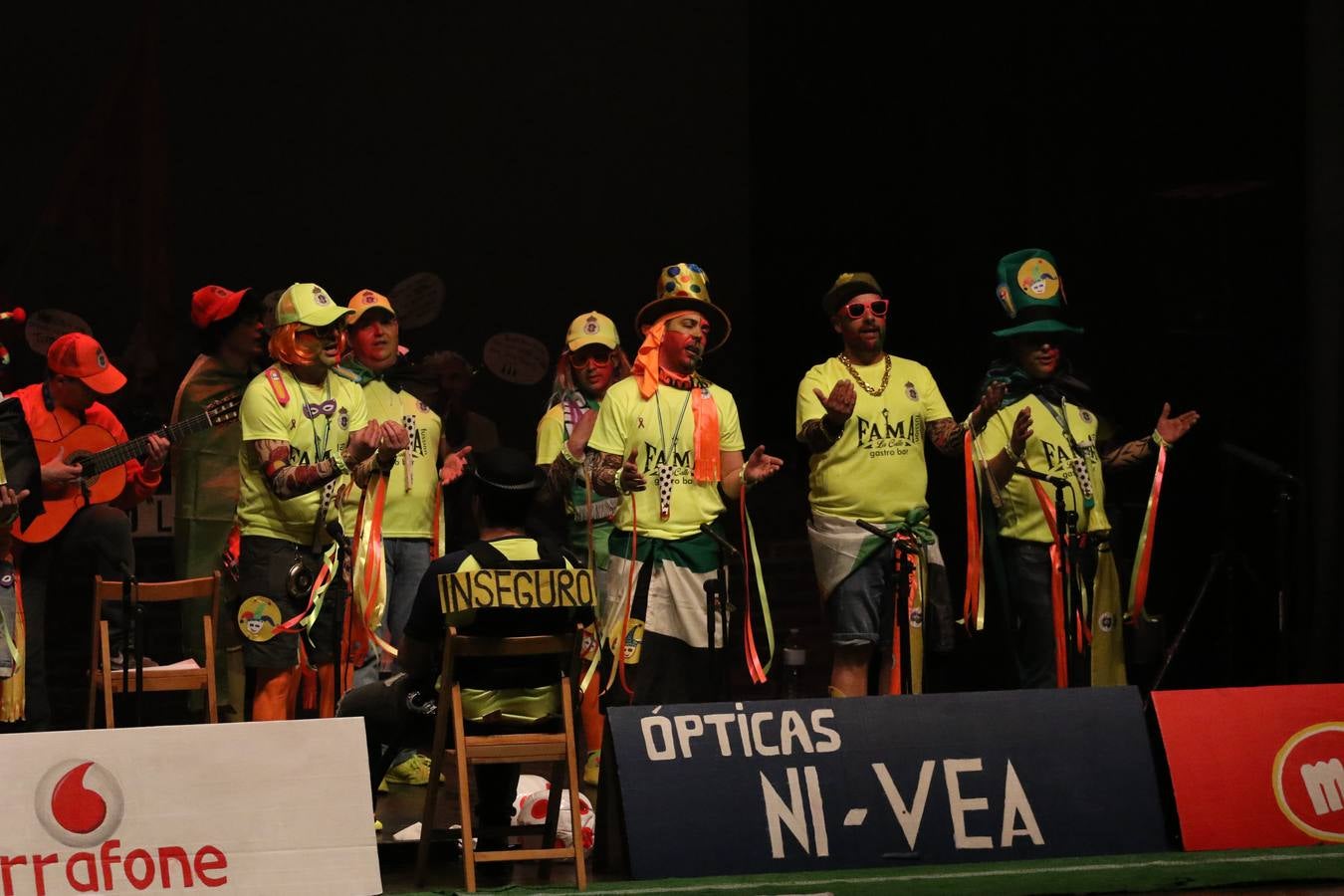 El Cine-Teatro Balboa acogió, anoche, una nueva edición del tradicional 'Certamen de murgas'. Un despliegue de humor, parodia e ironía con el que 'Los Pasotas', 'Las Inesperadas 2.0' y 'Los Carapipas' sedujeron al público asistente. Más allá del colorido y la extravagancia de sus trajes, sus letras exteriorizaron inquietudes y preocupaciones, convirtiéndose en fiel reflejo de la sociedad jerezana. Pasodobles, cuplés y popurrís, compuestos por letras reivindicativas, críticas, de agradecimiento y homenaje, volvieron, un año más, a subirse al escenario.