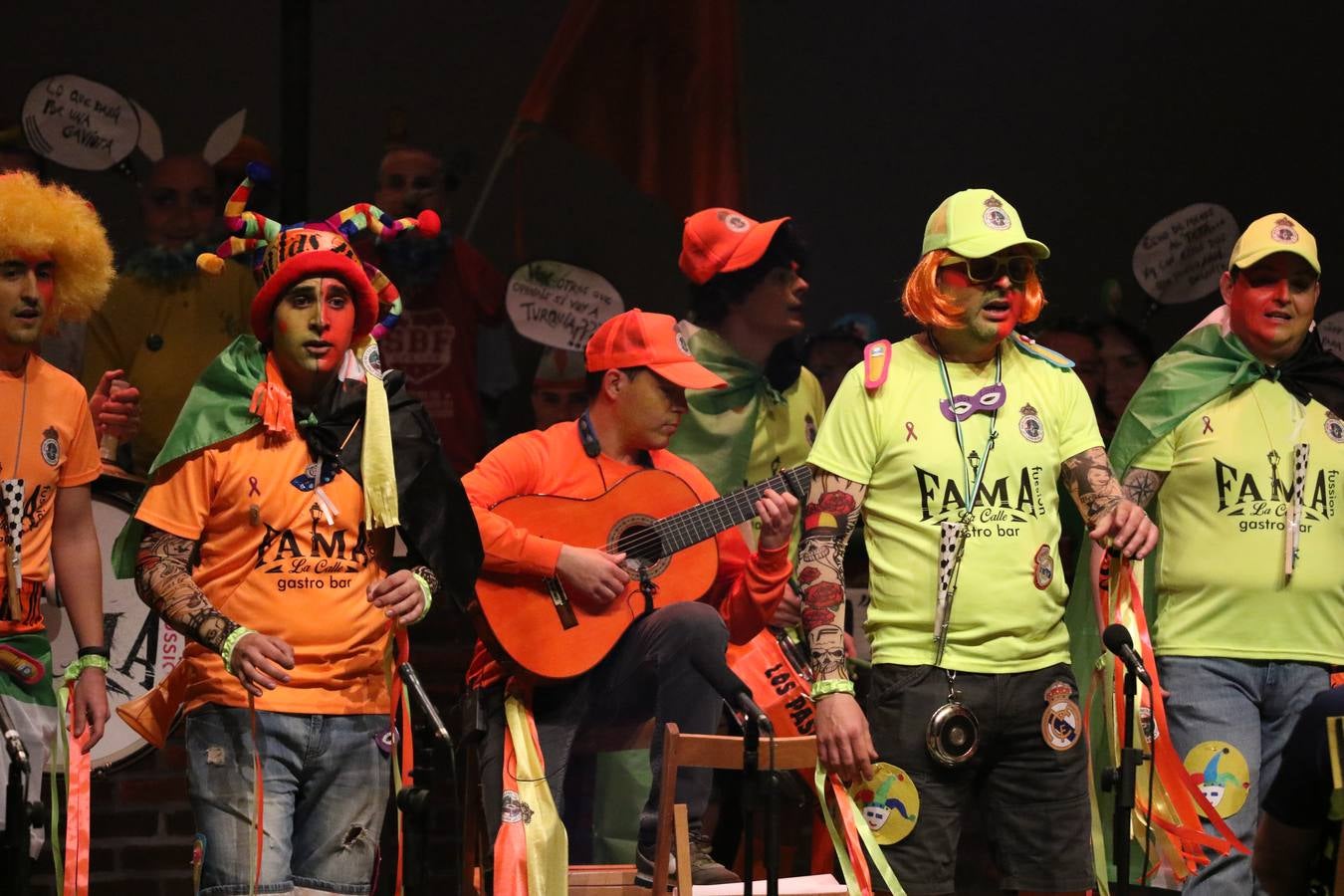 El Cine-Teatro Balboa acogió, anoche, una nueva edición del tradicional 'Certamen de murgas'. Un despliegue de humor, parodia e ironía con el que 'Los Pasotas', 'Las Inesperadas 2.0' y 'Los Carapipas' sedujeron al público asistente. Más allá del colorido y la extravagancia de sus trajes, sus letras exteriorizaron inquietudes y preocupaciones, convirtiéndose en fiel reflejo de la sociedad jerezana. Pasodobles, cuplés y popurrís, compuestos por letras reivindicativas, críticas, de agradecimiento y homenaje, volvieron, un año más, a subirse al escenario.