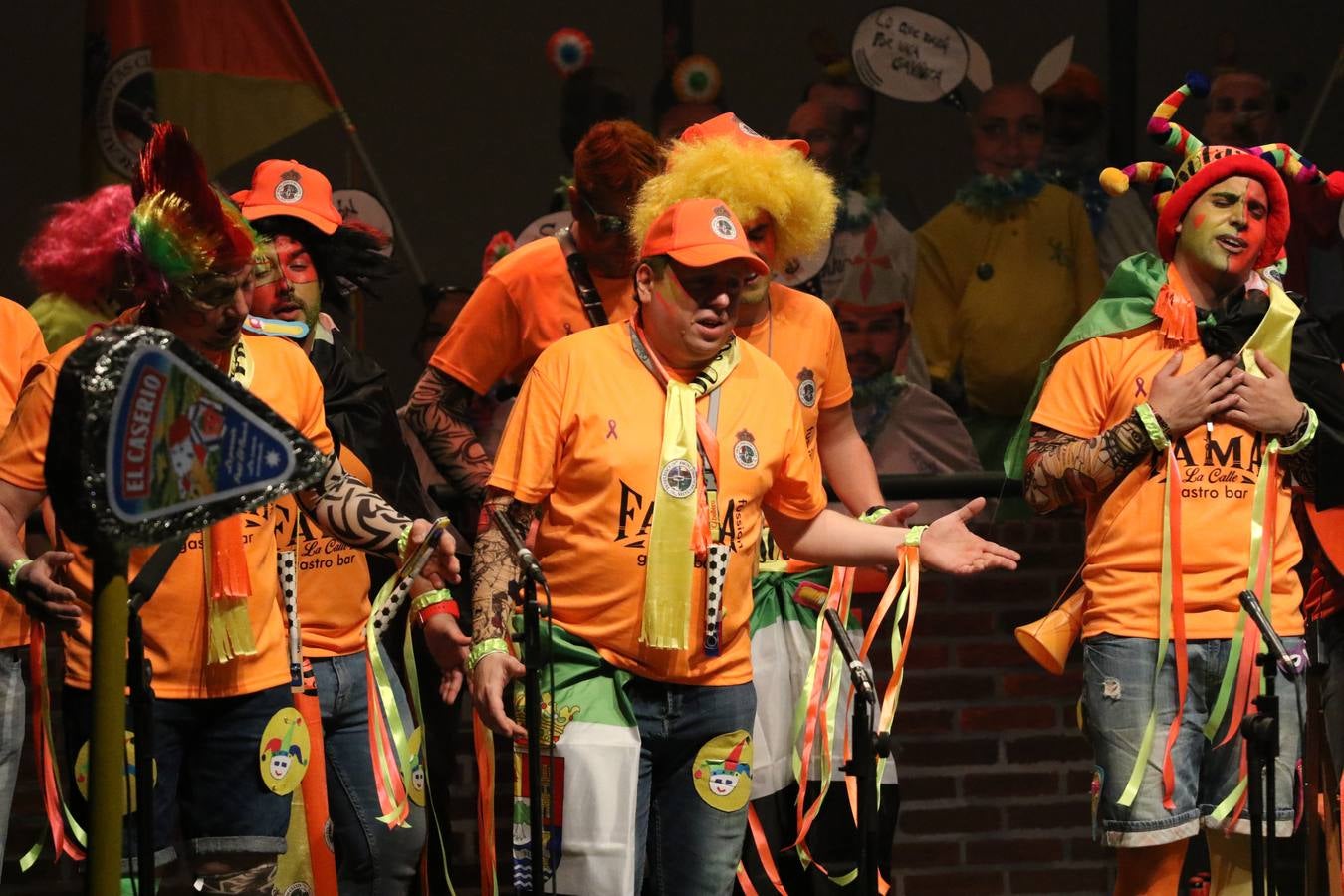 El Cine-Teatro Balboa acogió, anoche, una nueva edición del tradicional 'Certamen de murgas'. Un despliegue de humor, parodia e ironía con el que 'Los Pasotas', 'Las Inesperadas 2.0' y 'Los Carapipas' sedujeron al público asistente. Más allá del colorido y la extravagancia de sus trajes, sus letras exteriorizaron inquietudes y preocupaciones, convirtiéndose en fiel reflejo de la sociedad jerezana. Pasodobles, cuplés y popurrís, compuestos por letras reivindicativas, críticas, de agradecimiento y homenaje, volvieron, un año más, a subirse al escenario.