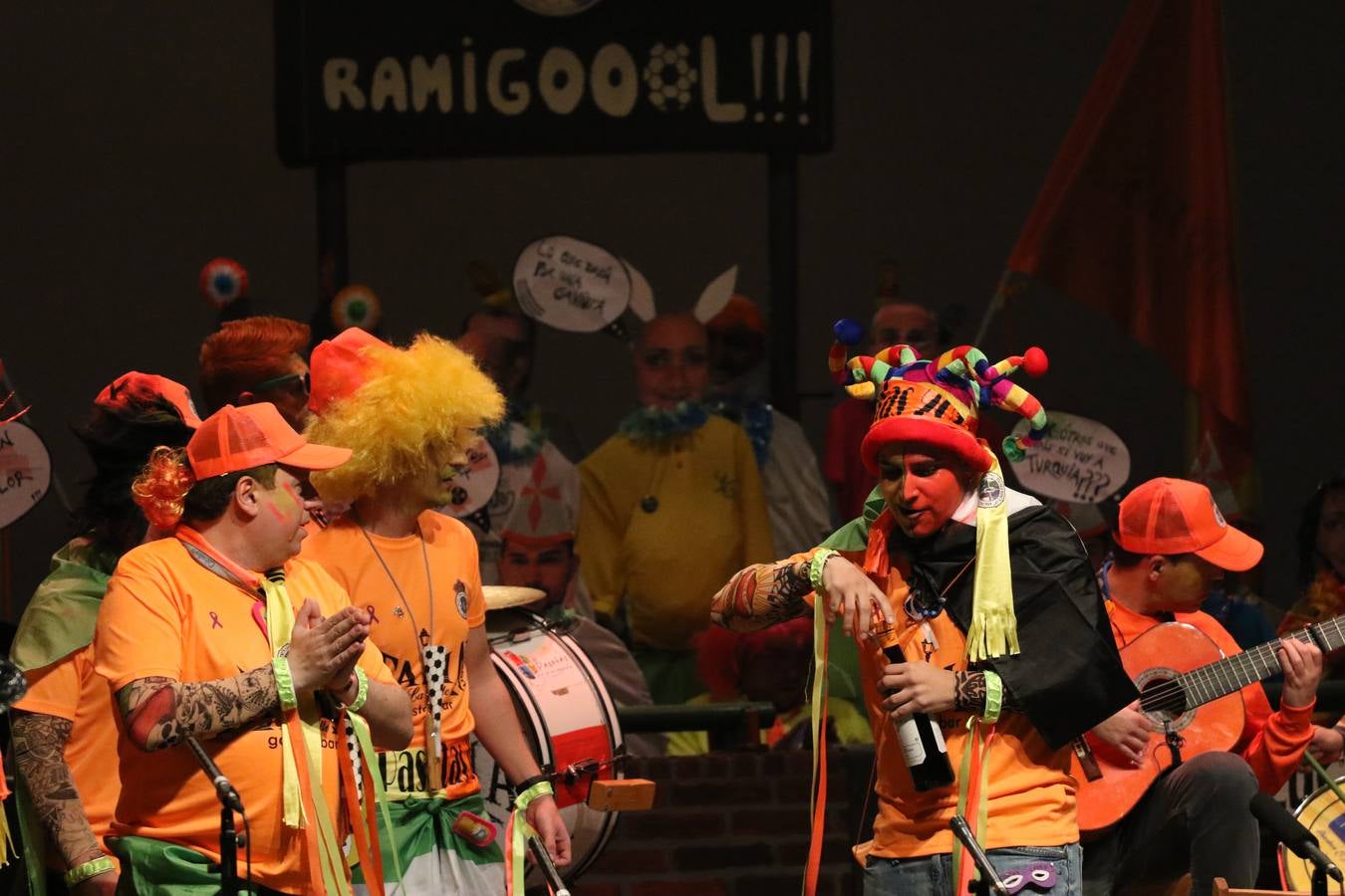 El Cine-Teatro Balboa acogió, anoche, una nueva edición del tradicional 'Certamen de murgas'. Un despliegue de humor, parodia e ironía con el que 'Los Pasotas', 'Las Inesperadas 2.0' y 'Los Carapipas' sedujeron al público asistente. Más allá del colorido y la extravagancia de sus trajes, sus letras exteriorizaron inquietudes y preocupaciones, convirtiéndose en fiel reflejo de la sociedad jerezana. Pasodobles, cuplés y popurrís, compuestos por letras reivindicativas, críticas, de agradecimiento y homenaje, volvieron, un año más, a subirse al escenario.