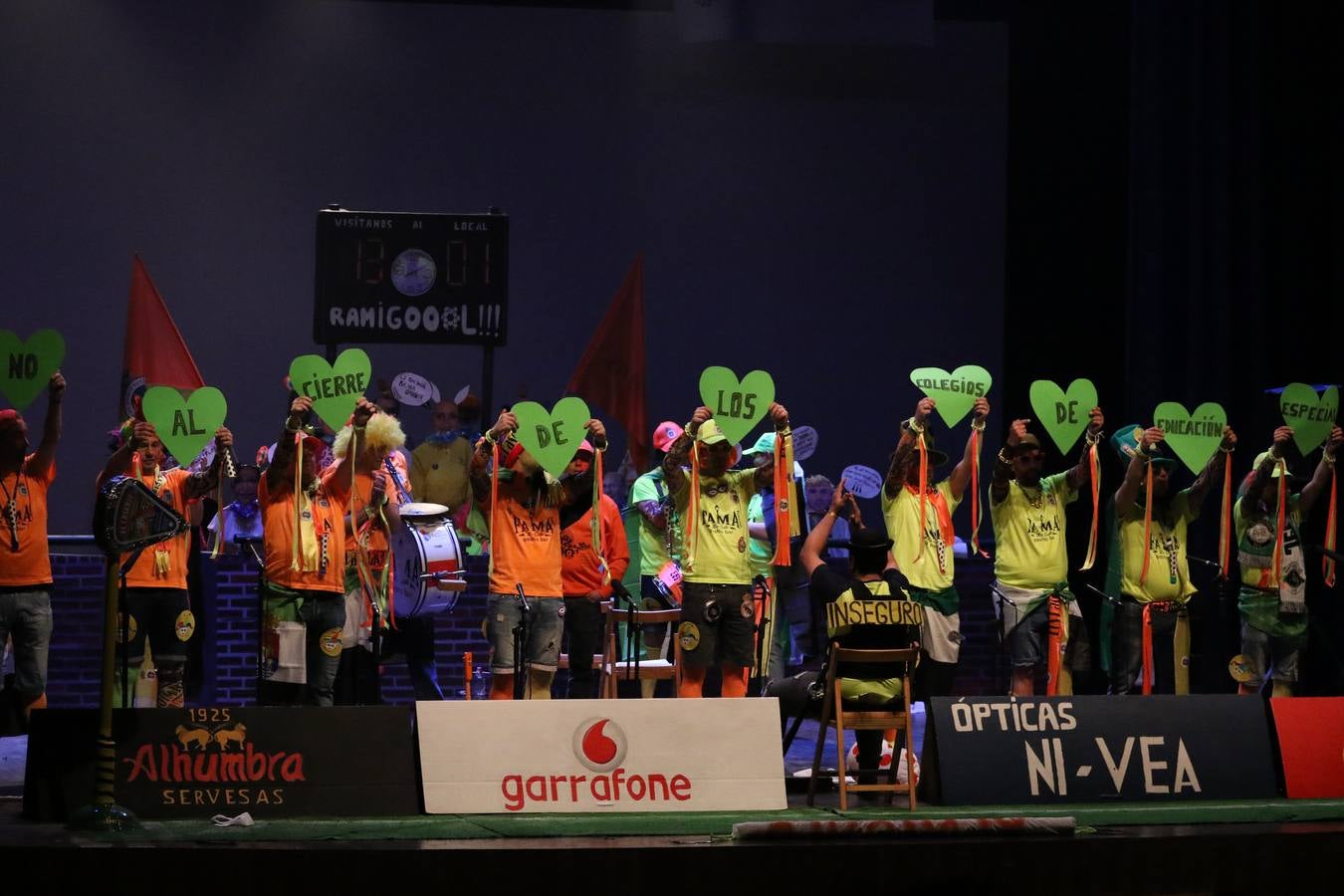 El Cine-Teatro Balboa acogió, anoche, una nueva edición del tradicional 'Certamen de murgas'. Un despliegue de humor, parodia e ironía con el que 'Los Pasotas', 'Las Inesperadas 2.0' y 'Los Carapipas' sedujeron al público asistente. Más allá del colorido y la extravagancia de sus trajes, sus letras exteriorizaron inquietudes y preocupaciones, convirtiéndose en fiel reflejo de la sociedad jerezana. Pasodobles, cuplés y popurrís, compuestos por letras reivindicativas, críticas, de agradecimiento y homenaje, volvieron, un año más, a subirse al escenario.