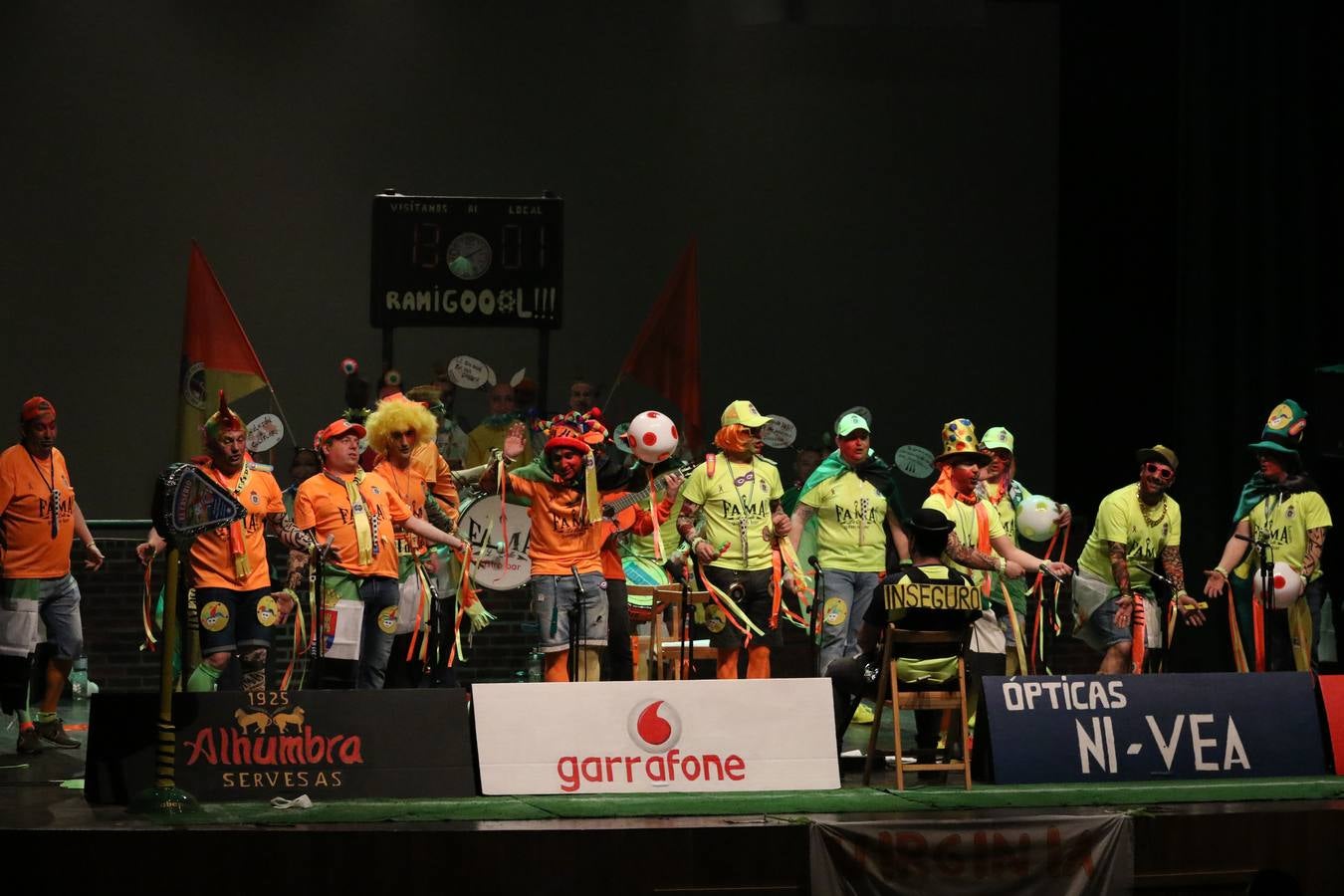 El Cine-Teatro Balboa acogió, anoche, una nueva edición del tradicional 'Certamen de murgas'. Un despliegue de humor, parodia e ironía con el que 'Los Pasotas', 'Las Inesperadas 2.0' y 'Los Carapipas' sedujeron al público asistente. Más allá del colorido y la extravagancia de sus trajes, sus letras exteriorizaron inquietudes y preocupaciones, convirtiéndose en fiel reflejo de la sociedad jerezana. Pasodobles, cuplés y popurrís, compuestos por letras reivindicativas, críticas, de agradecimiento y homenaje, volvieron, un año más, a subirse al escenario.