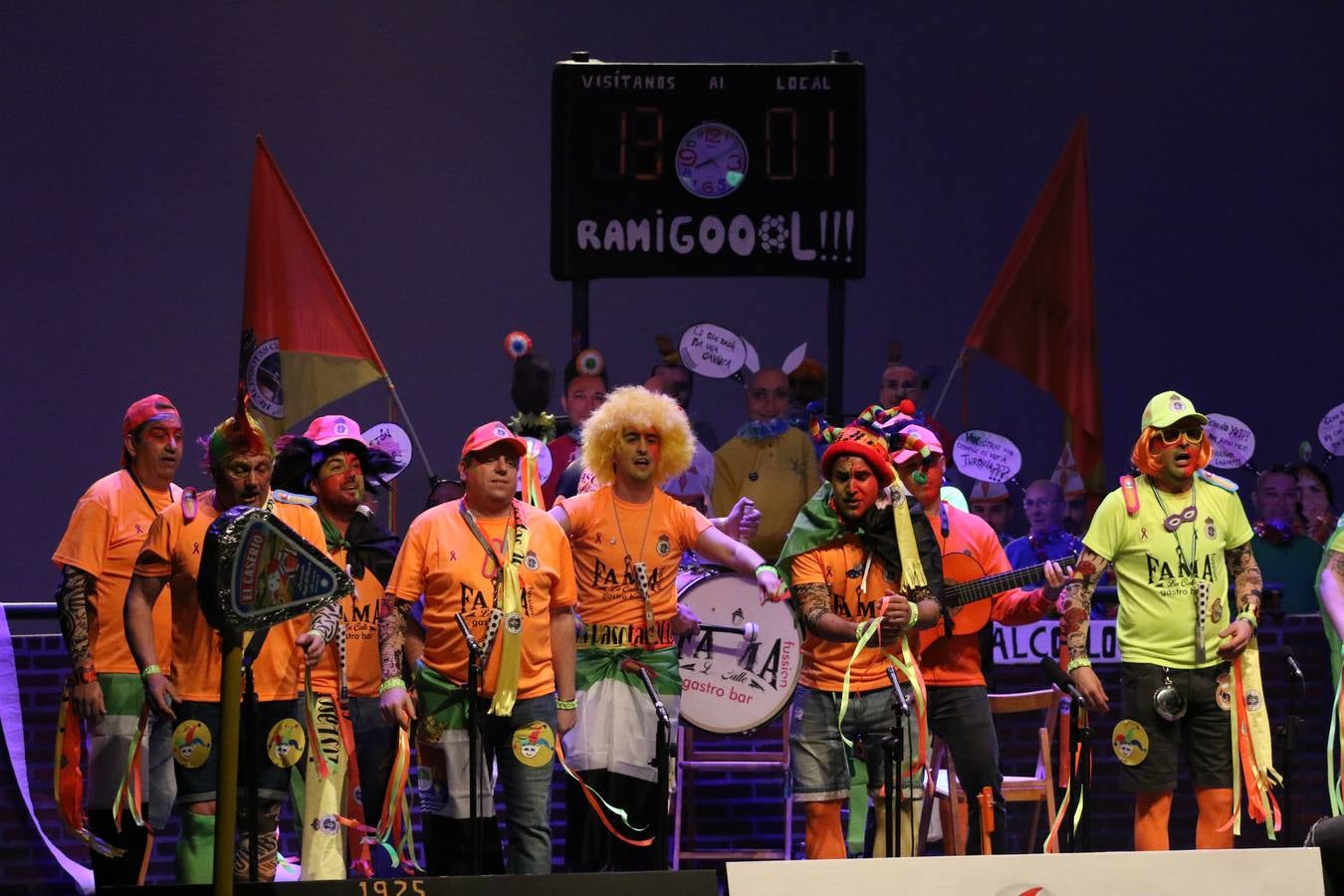 El Cine-Teatro Balboa acogió, anoche, una nueva edición del tradicional 'Certamen de murgas'. Un despliegue de humor, parodia e ironía con el que 'Los Pasotas', 'Las Inesperadas 2.0' y 'Los Carapipas' sedujeron al público asistente. Más allá del colorido y la extravagancia de sus trajes, sus letras exteriorizaron inquietudes y preocupaciones, convirtiéndose en fiel reflejo de la sociedad jerezana. Pasodobles, cuplés y popurrís, compuestos por letras reivindicativas, críticas, de agradecimiento y homenaje, volvieron, un año más, a subirse al escenario.