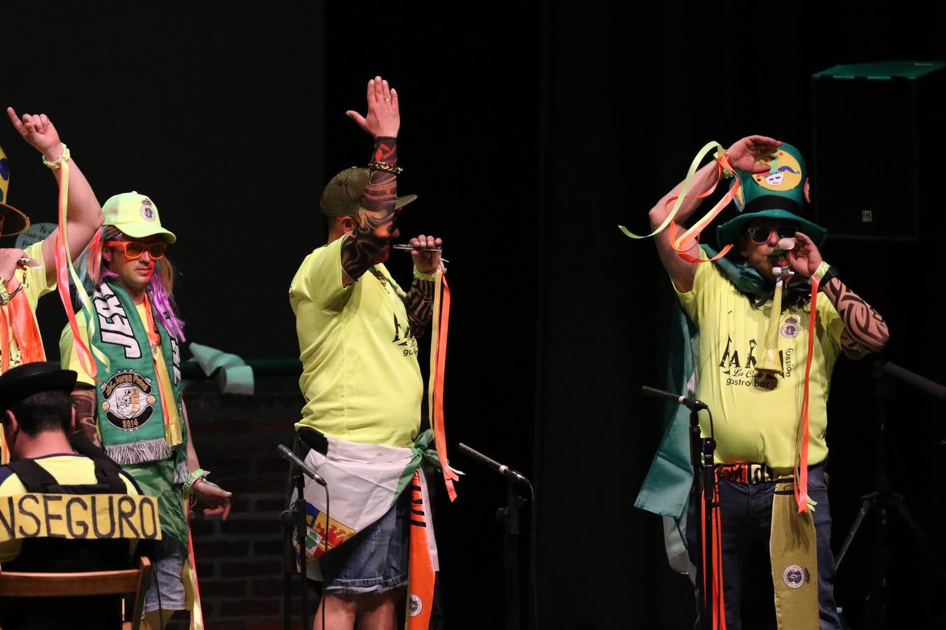 El Cine-Teatro Balboa acogió, anoche, una nueva edición del tradicional 'Certamen de murgas'. Un despliegue de humor, parodia e ironía con el que 'Los Pasotas', 'Las Inesperadas 2.0' y 'Los Carapipas' sedujeron al público asistente. Más allá del colorido y la extravagancia de sus trajes, sus letras exteriorizaron inquietudes y preocupaciones, convirtiéndose en fiel reflejo de la sociedad jerezana. Pasodobles, cuplés y popurrís, compuestos por letras reivindicativas, críticas, de agradecimiento y homenaje, volvieron, un año más, a subirse al escenario.