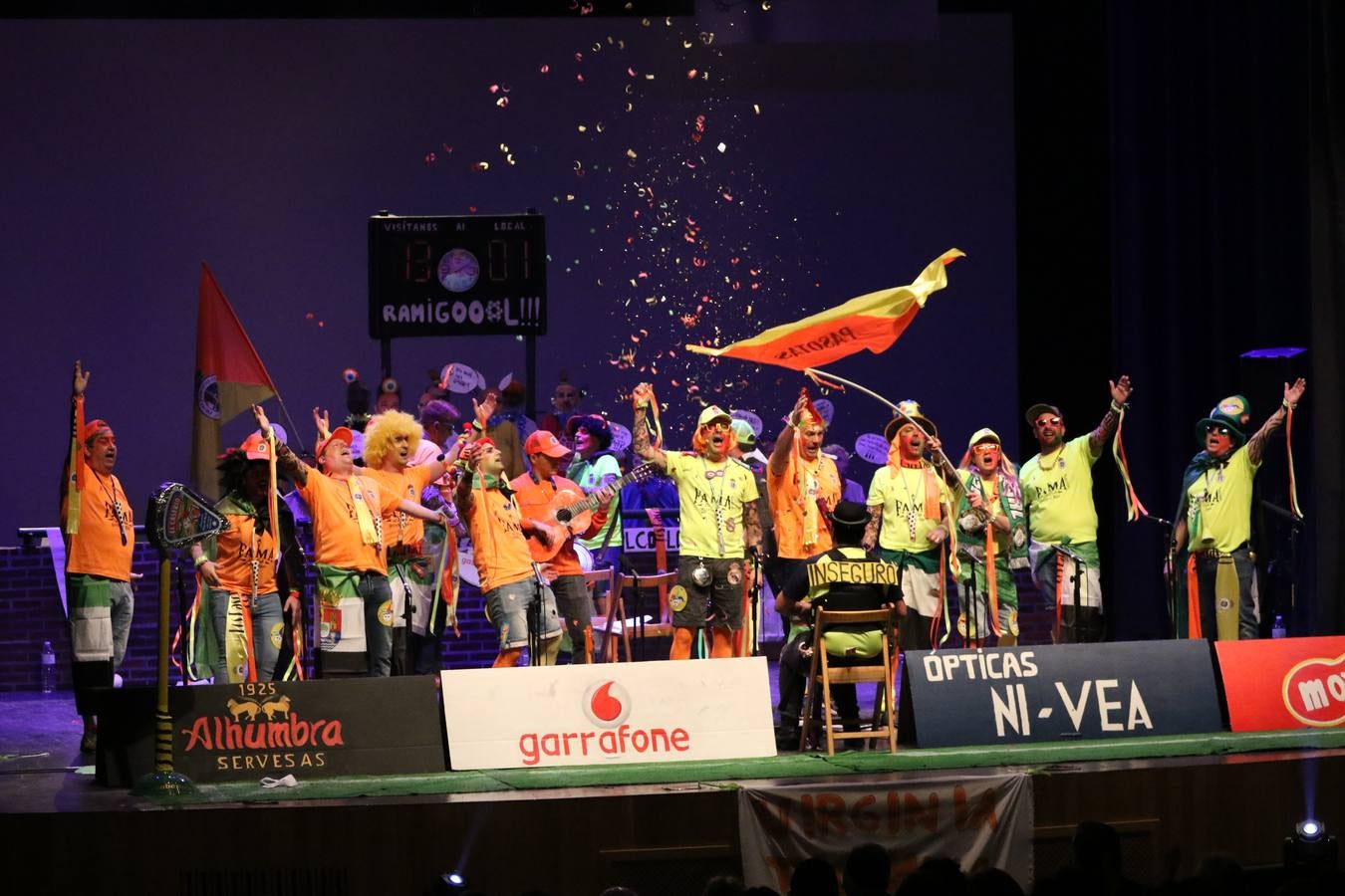 El Cine-Teatro Balboa acogió, anoche, una nueva edición del tradicional 'Certamen de murgas'. Un despliegue de humor, parodia e ironía con el que 'Los Pasotas', 'Las Inesperadas 2.0' y 'Los Carapipas' sedujeron al público asistente. Más allá del colorido y la extravagancia de sus trajes, sus letras exteriorizaron inquietudes y preocupaciones, convirtiéndose en fiel reflejo de la sociedad jerezana. Pasodobles, cuplés y popurrís, compuestos por letras reivindicativas, críticas, de agradecimiento y homenaje, volvieron, un año más, a subirse al escenario.
