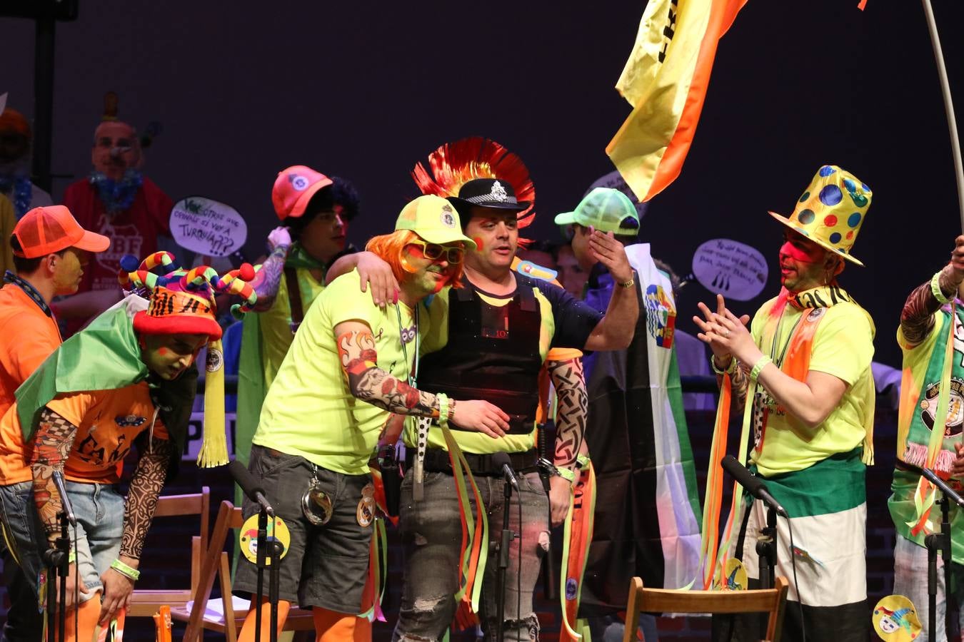 El Cine-Teatro Balboa acogió, anoche, una nueva edición del tradicional 'Certamen de murgas'. Un despliegue de humor, parodia e ironía con el que 'Los Pasotas', 'Las Inesperadas 2.0' y 'Los Carapipas' sedujeron al público asistente. Más allá del colorido y la extravagancia de sus trajes, sus letras exteriorizaron inquietudes y preocupaciones, convirtiéndose en fiel reflejo de la sociedad jerezana. Pasodobles, cuplés y popurrís, compuestos por letras reivindicativas, críticas, de agradecimiento y homenaje, volvieron, un año más, a subirse al escenario.