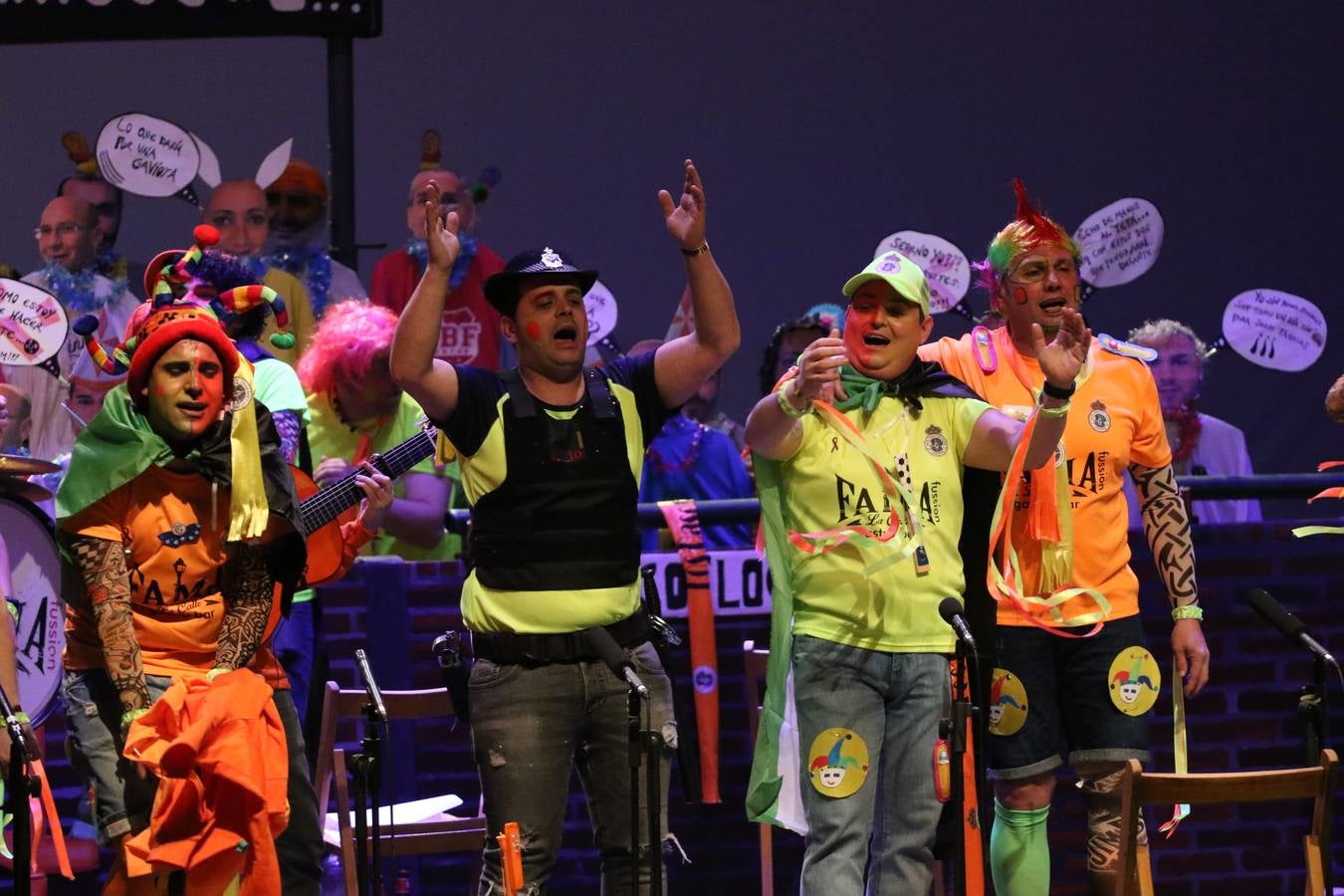 El Cine-Teatro Balboa acogió, anoche, una nueva edición del tradicional 'Certamen de murgas'. Un despliegue de humor, parodia e ironía con el que 'Los Pasotas', 'Las Inesperadas 2.0' y 'Los Carapipas' sedujeron al público asistente. Más allá del colorido y la extravagancia de sus trajes, sus letras exteriorizaron inquietudes y preocupaciones, convirtiéndose en fiel reflejo de la sociedad jerezana. Pasodobles, cuplés y popurrís, compuestos por letras reivindicativas, críticas, de agradecimiento y homenaje, volvieron, un año más, a subirse al escenario.