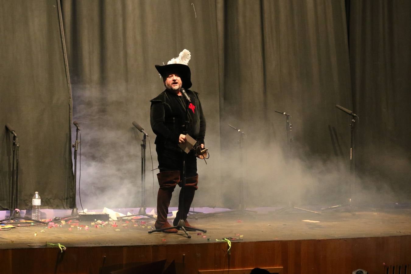 El Cine-Teatro Balboa acogió, anoche, una nueva edición del tradicional 'Certamen de murgas'. Un despliegue de humor, parodia e ironía con el que 'Los Pasotas', 'Las Inesperadas 2.0' y 'Los Carapipas' sedujeron al público asistente. Más allá del colorido y la extravagancia de sus trajes, sus letras exteriorizaron inquietudes y preocupaciones, convirtiéndose en fiel reflejo de la sociedad jerezana. Pasodobles, cuplés y popurrís, compuestos por letras reivindicativas, críticas, de agradecimiento y homenaje, volvieron, un año más, a subirse al escenario.