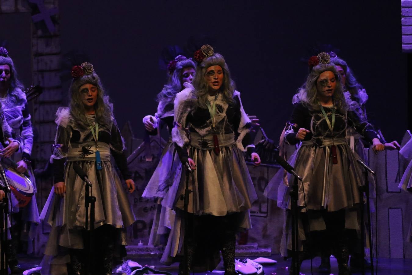El Cine-Teatro Balboa acogió, anoche, una nueva edición del tradicional 'Certamen de murgas'. Un despliegue de humor, parodia e ironía con el que 'Los Pasotas', 'Las Inesperadas 2.0' y 'Los Carapipas' sedujeron al público asistente. Más allá del colorido y la extravagancia de sus trajes, sus letras exteriorizaron inquietudes y preocupaciones, convirtiéndose en fiel reflejo de la sociedad jerezana. Pasodobles, cuplés y popurrís, compuestos por letras reivindicativas, críticas, de agradecimiento y homenaje, volvieron, un año más, a subirse al escenario.