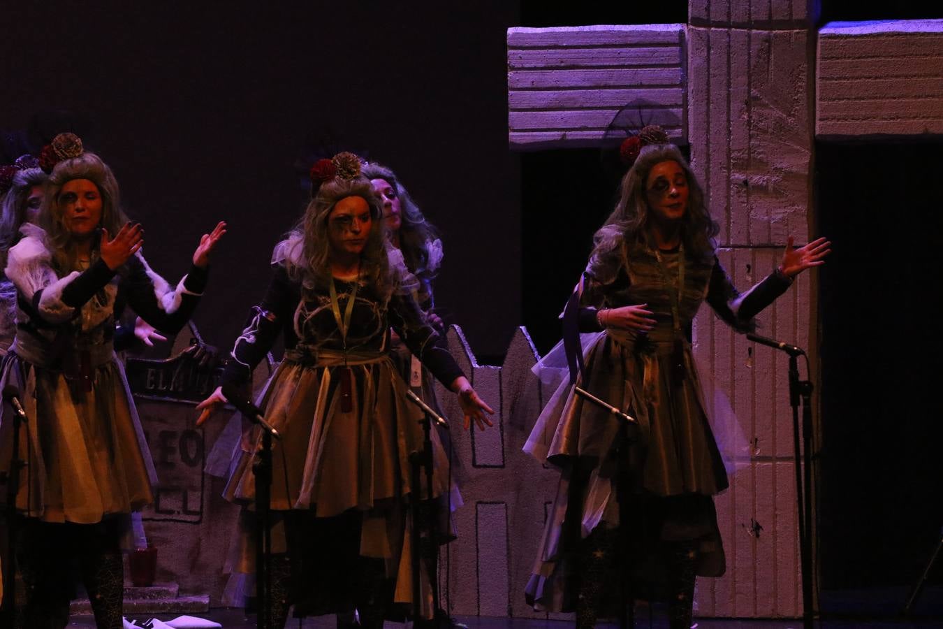 El Cine-Teatro Balboa acogió, anoche, una nueva edición del tradicional 'Certamen de murgas'. Un despliegue de humor, parodia e ironía con el que 'Los Pasotas', 'Las Inesperadas 2.0' y 'Los Carapipas' sedujeron al público asistente. Más allá del colorido y la extravagancia de sus trajes, sus letras exteriorizaron inquietudes y preocupaciones, convirtiéndose en fiel reflejo de la sociedad jerezana. Pasodobles, cuplés y popurrís, compuestos por letras reivindicativas, críticas, de agradecimiento y homenaje, volvieron, un año más, a subirse al escenario.