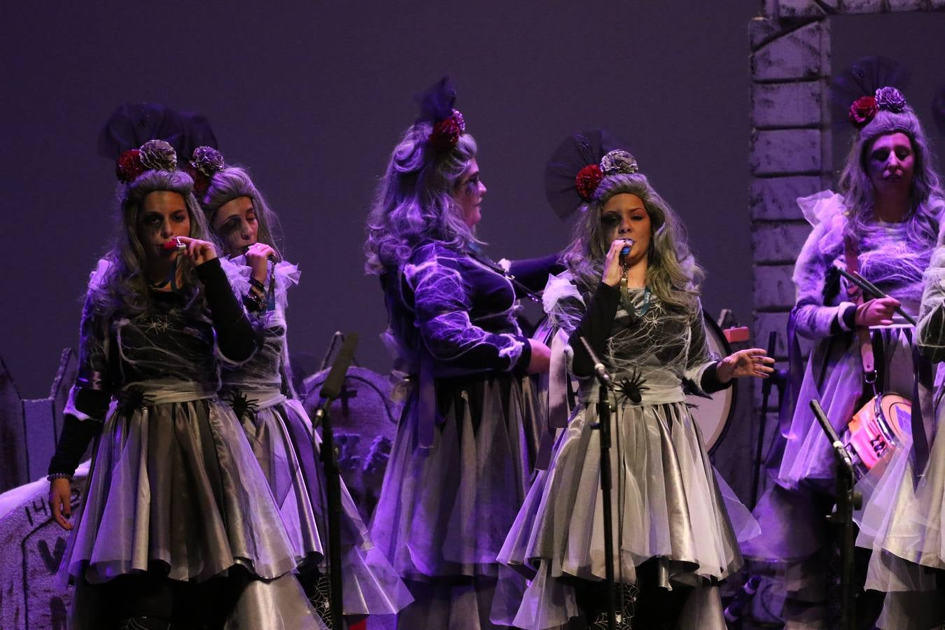 El Cine-Teatro Balboa acogió, anoche, una nueva edición del tradicional 'Certamen de murgas'. Un despliegue de humor, parodia e ironía con el que 'Los Pasotas', 'Las Inesperadas 2.0' y 'Los Carapipas' sedujeron al público asistente. Más allá del colorido y la extravagancia de sus trajes, sus letras exteriorizaron inquietudes y preocupaciones, convirtiéndose en fiel reflejo de la sociedad jerezana. Pasodobles, cuplés y popurrís, compuestos por letras reivindicativas, críticas, de agradecimiento y homenaje, volvieron, un año más, a subirse al escenario.