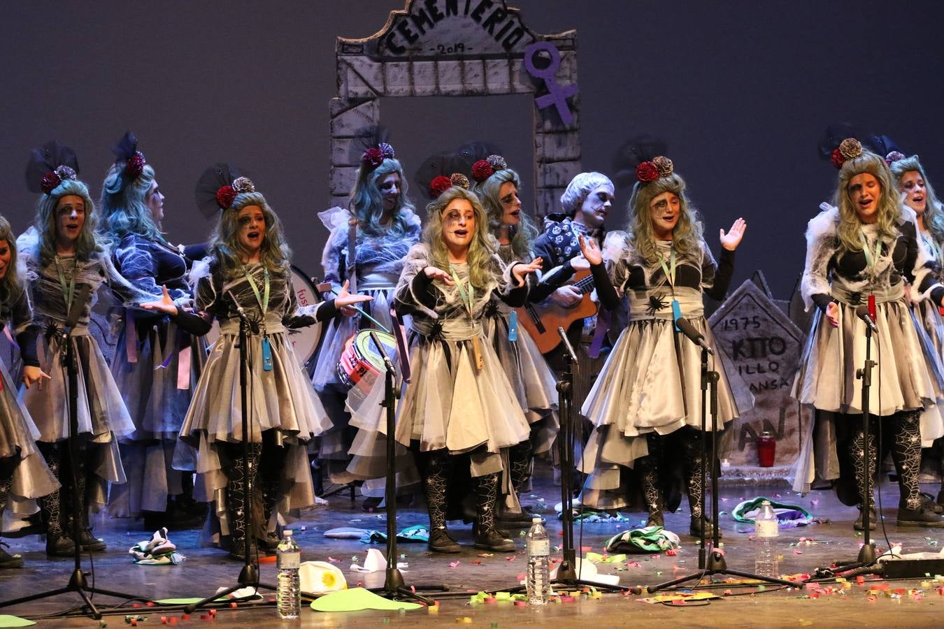 El Cine-Teatro Balboa acogió, anoche, una nueva edición del tradicional 'Certamen de murgas'. Un despliegue de humor, parodia e ironía con el que 'Los Pasotas', 'Las Inesperadas 2.0' y 'Los Carapipas' sedujeron al público asistente. Más allá del colorido y la extravagancia de sus trajes, sus letras exteriorizaron inquietudes y preocupaciones, convirtiéndose en fiel reflejo de la sociedad jerezana. Pasodobles, cuplés y popurrís, compuestos por letras reivindicativas, críticas, de agradecimiento y homenaje, volvieron, un año más, a subirse al escenario.