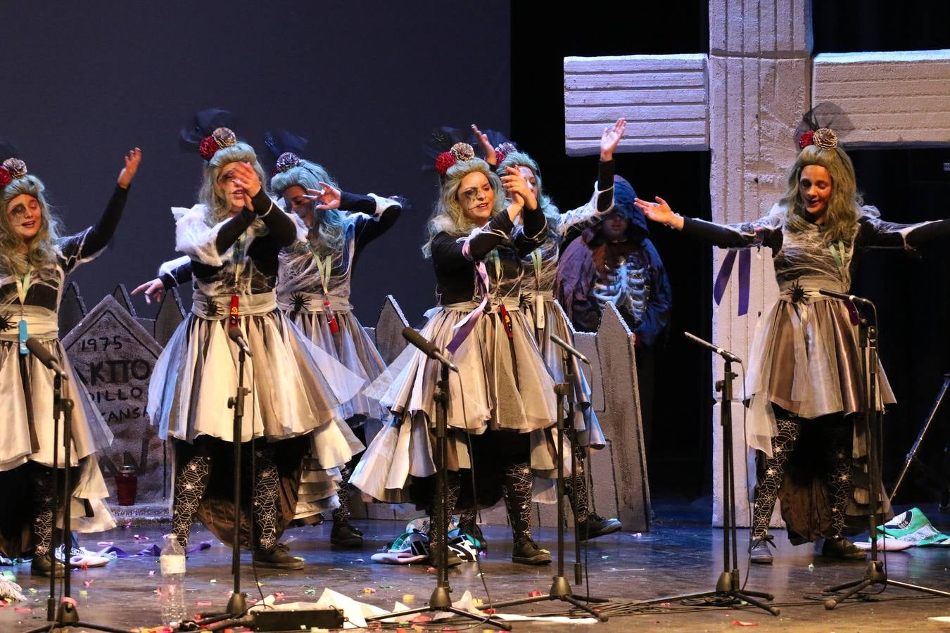 El Cine-Teatro Balboa acogió, anoche, una nueva edición del tradicional 'Certamen de murgas'. Un despliegue de humor, parodia e ironía con el que 'Los Pasotas', 'Las Inesperadas 2.0' y 'Los Carapipas' sedujeron al público asistente. Más allá del colorido y la extravagancia de sus trajes, sus letras exteriorizaron inquietudes y preocupaciones, convirtiéndose en fiel reflejo de la sociedad jerezana. Pasodobles, cuplés y popurrís, compuestos por letras reivindicativas, críticas, de agradecimiento y homenaje, volvieron, un año más, a subirse al escenario.