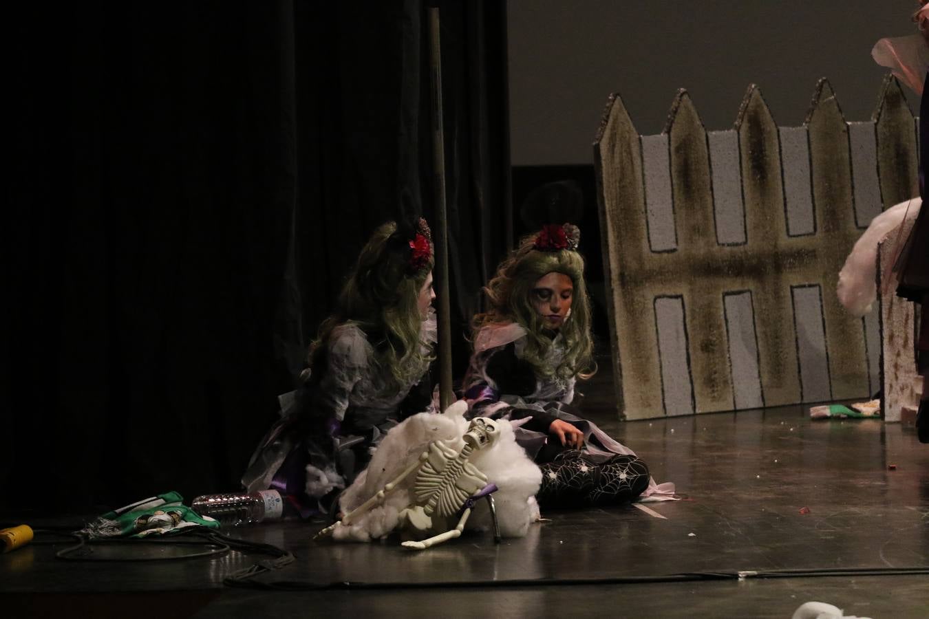 El Cine-Teatro Balboa acogió, anoche, una nueva edición del tradicional 'Certamen de murgas'. Un despliegue de humor, parodia e ironía con el que 'Los Pasotas', 'Las Inesperadas 2.0' y 'Los Carapipas' sedujeron al público asistente. Más allá del colorido y la extravagancia de sus trajes, sus letras exteriorizaron inquietudes y preocupaciones, convirtiéndose en fiel reflejo de la sociedad jerezana. Pasodobles, cuplés y popurrís, compuestos por letras reivindicativas, críticas, de agradecimiento y homenaje, volvieron, un año más, a subirse al escenario.