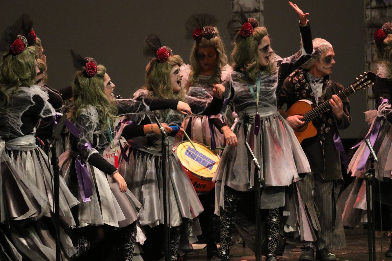 El Cine-Teatro Balboa acogió, anoche, una nueva edición del tradicional 'Certamen de murgas'. Un despliegue de humor, parodia e ironía con el que 'Los Pasotas', 'Las Inesperadas 2.0' y 'Los Carapipas' sedujeron al público asistente. Más allá del colorido y la extravagancia de sus trajes, sus letras exteriorizaron inquietudes y preocupaciones, convirtiéndose en fiel reflejo de la sociedad jerezana. Pasodobles, cuplés y popurrís, compuestos por letras reivindicativas, críticas, de agradecimiento y homenaje, volvieron, un año más, a subirse al escenario.