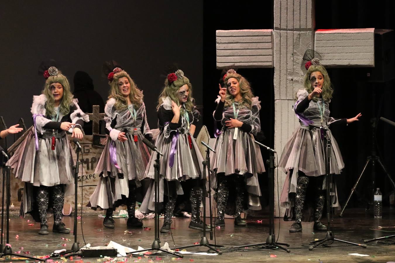 El Cine-Teatro Balboa acogió, anoche, una nueva edición del tradicional 'Certamen de murgas'. Un despliegue de humor, parodia e ironía con el que 'Los Pasotas', 'Las Inesperadas 2.0' y 'Los Carapipas' sedujeron al público asistente. Más allá del colorido y la extravagancia de sus trajes, sus letras exteriorizaron inquietudes y preocupaciones, convirtiéndose en fiel reflejo de la sociedad jerezana. Pasodobles, cuplés y popurrís, compuestos por letras reivindicativas, críticas, de agradecimiento y homenaje, volvieron, un año más, a subirse al escenario.