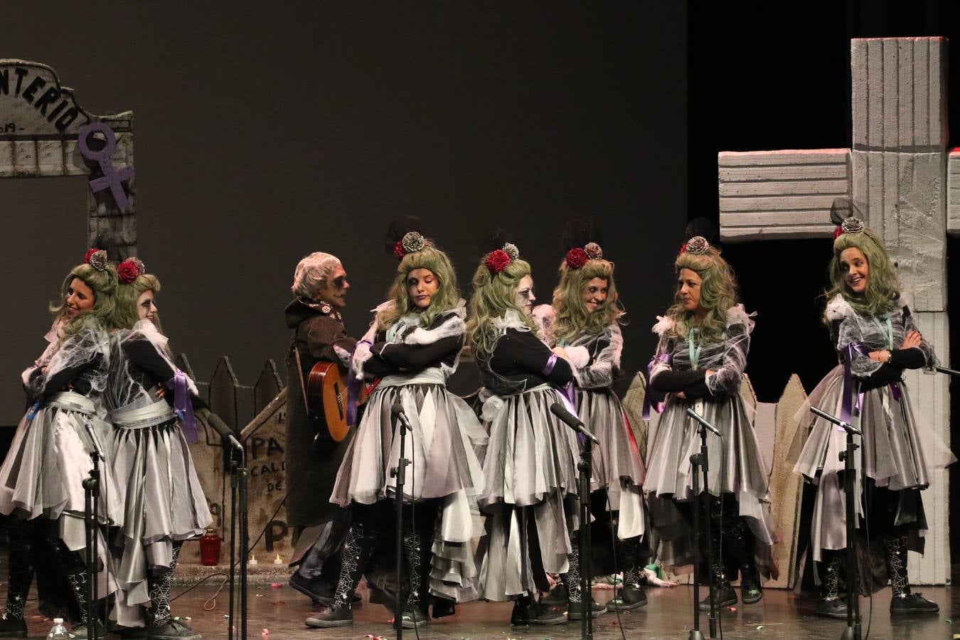 El Cine-Teatro Balboa acogió, anoche, una nueva edición del tradicional 'Certamen de murgas'. Un despliegue de humor, parodia e ironía con el que 'Los Pasotas', 'Las Inesperadas 2.0' y 'Los Carapipas' sedujeron al público asistente. Más allá del colorido y la extravagancia de sus trajes, sus letras exteriorizaron inquietudes y preocupaciones, convirtiéndose en fiel reflejo de la sociedad jerezana. Pasodobles, cuplés y popurrís, compuestos por letras reivindicativas, críticas, de agradecimiento y homenaje, volvieron, un año más, a subirse al escenario.