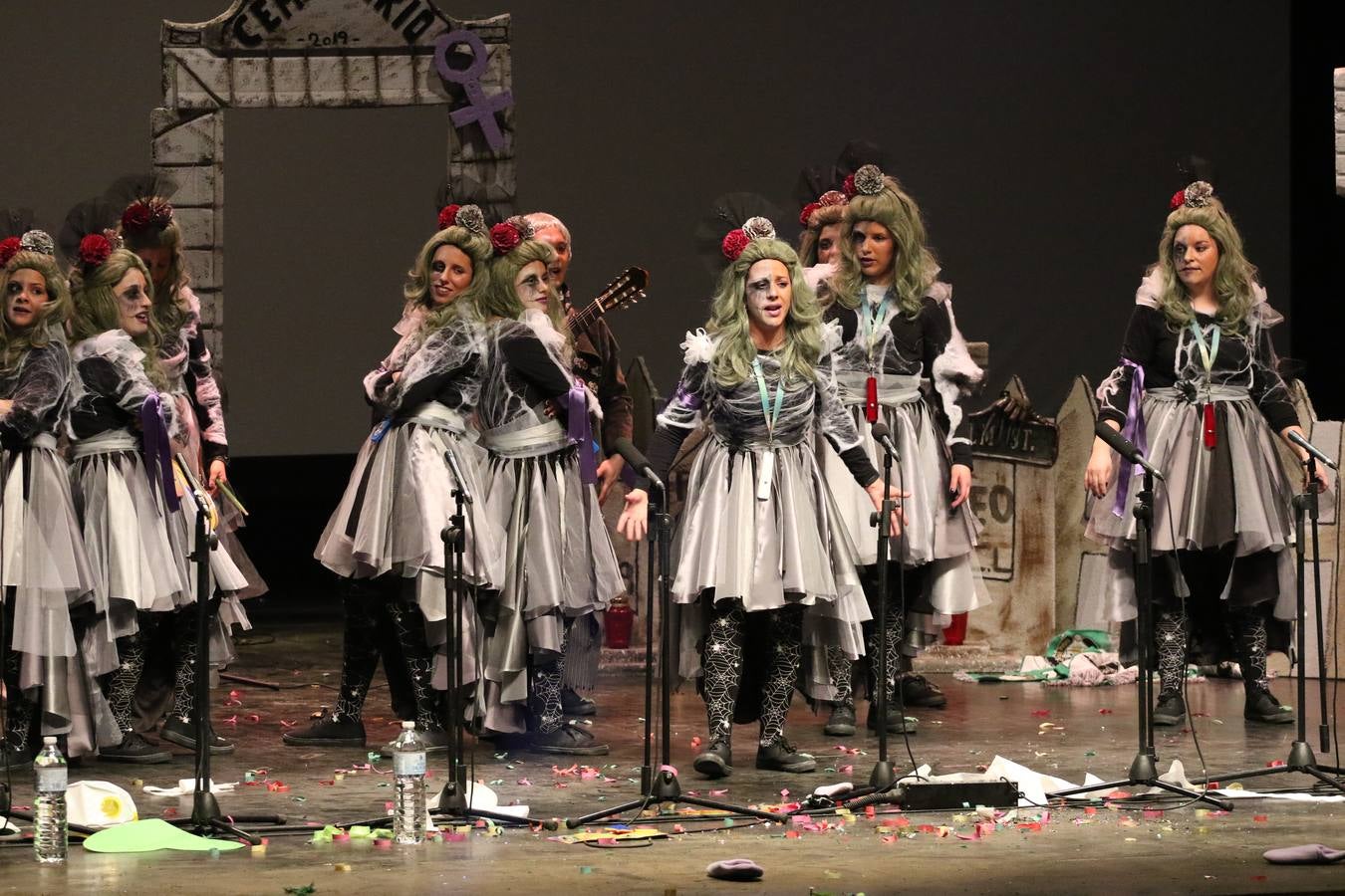 El Cine-Teatro Balboa acogió, anoche, una nueva edición del tradicional 'Certamen de murgas'. Un despliegue de humor, parodia e ironía con el que 'Los Pasotas', 'Las Inesperadas 2.0' y 'Los Carapipas' sedujeron al público asistente. Más allá del colorido y la extravagancia de sus trajes, sus letras exteriorizaron inquietudes y preocupaciones, convirtiéndose en fiel reflejo de la sociedad jerezana. Pasodobles, cuplés y popurrís, compuestos por letras reivindicativas, críticas, de agradecimiento y homenaje, volvieron, un año más, a subirse al escenario.