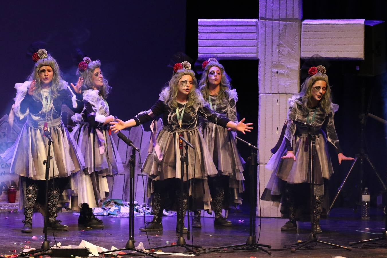 El Cine-Teatro Balboa acogió, anoche, una nueva edición del tradicional 'Certamen de murgas'. Un despliegue de humor, parodia e ironía con el que 'Los Pasotas', 'Las Inesperadas 2.0' y 'Los Carapipas' sedujeron al público asistente. Más allá del colorido y la extravagancia de sus trajes, sus letras exteriorizaron inquietudes y preocupaciones, convirtiéndose en fiel reflejo de la sociedad jerezana. Pasodobles, cuplés y popurrís, compuestos por letras reivindicativas, críticas, de agradecimiento y homenaje, volvieron, un año más, a subirse al escenario.
