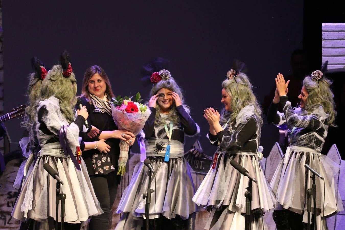 El Cine-Teatro Balboa acogió, anoche, una nueva edición del tradicional 'Certamen de murgas'. Un despliegue de humor, parodia e ironía con el que 'Los Pasotas', 'Las Inesperadas 2.0' y 'Los Carapipas' sedujeron al público asistente. Más allá del colorido y la extravagancia de sus trajes, sus letras exteriorizaron inquietudes y preocupaciones, convirtiéndose en fiel reflejo de la sociedad jerezana. Pasodobles, cuplés y popurrís, compuestos por letras reivindicativas, críticas, de agradecimiento y homenaje, volvieron, un año más, a subirse al escenario.