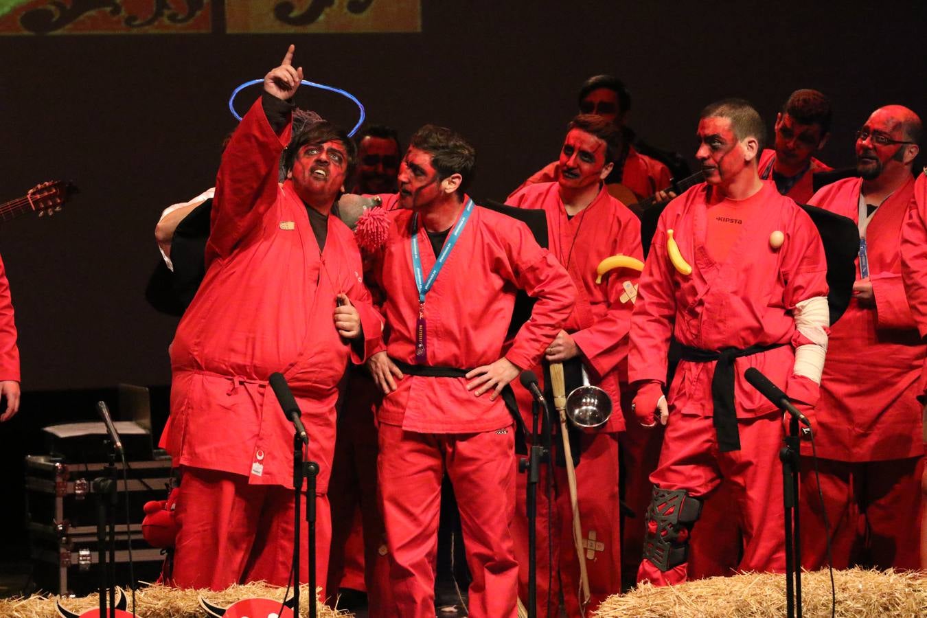 El Cine-Teatro Balboa acogió, anoche, una nueva edición del tradicional 'Certamen de murgas'. Un despliegue de humor, parodia e ironía con el que 'Los Pasotas', 'Las Inesperadas 2.0' y 'Los Carapipas' sedujeron al público asistente. Más allá del colorido y la extravagancia de sus trajes, sus letras exteriorizaron inquietudes y preocupaciones, convirtiéndose en fiel reflejo de la sociedad jerezana. Pasodobles, cuplés y popurrís, compuestos por letras reivindicativas, críticas, de agradecimiento y homenaje, volvieron, un año más, a subirse al escenario.