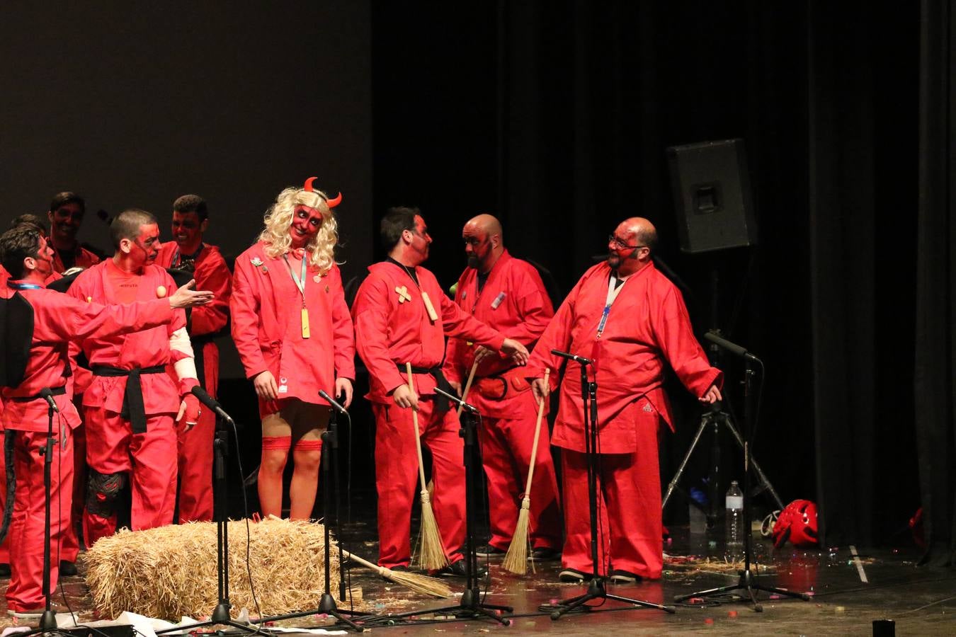 El Cine-Teatro Balboa acogió, anoche, una nueva edición del tradicional 'Certamen de murgas'. Un despliegue de humor, parodia e ironía con el que 'Los Pasotas', 'Las Inesperadas 2.0' y 'Los Carapipas' sedujeron al público asistente. Más allá del colorido y la extravagancia de sus trajes, sus letras exteriorizaron inquietudes y preocupaciones, convirtiéndose en fiel reflejo de la sociedad jerezana. Pasodobles, cuplés y popurrís, compuestos por letras reivindicativas, críticas, de agradecimiento y homenaje, volvieron, un año más, a subirse al escenario.