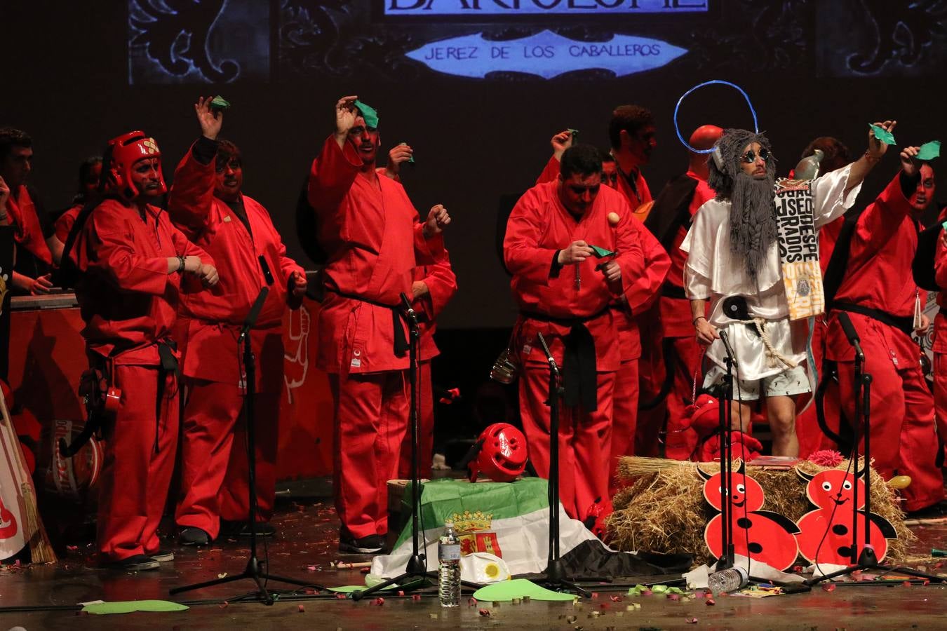 El Cine-Teatro Balboa acogió, anoche, una nueva edición del tradicional 'Certamen de murgas'. Un despliegue de humor, parodia e ironía con el que 'Los Pasotas', 'Las Inesperadas 2.0' y 'Los Carapipas' sedujeron al público asistente. Más allá del colorido y la extravagancia de sus trajes, sus letras exteriorizaron inquietudes y preocupaciones, convirtiéndose en fiel reflejo de la sociedad jerezana. Pasodobles, cuplés y popurrís, compuestos por letras reivindicativas, críticas, de agradecimiento y homenaje, volvieron, un año más, a subirse al escenario.