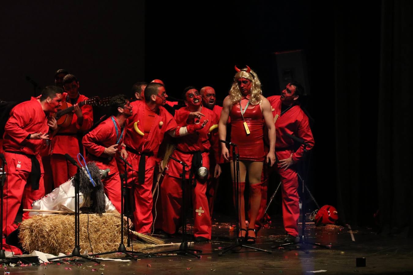 El Cine-Teatro Balboa acogió, anoche, una nueva edición del tradicional 'Certamen de murgas'. Un despliegue de humor, parodia e ironía con el que 'Los Pasotas', 'Las Inesperadas 2.0' y 'Los Carapipas' sedujeron al público asistente. Más allá del colorido y la extravagancia de sus trajes, sus letras exteriorizaron inquietudes y preocupaciones, convirtiéndose en fiel reflejo de la sociedad jerezana. Pasodobles, cuplés y popurrís, compuestos por letras reivindicativas, críticas, de agradecimiento y homenaje, volvieron, un año más, a subirse al escenario.