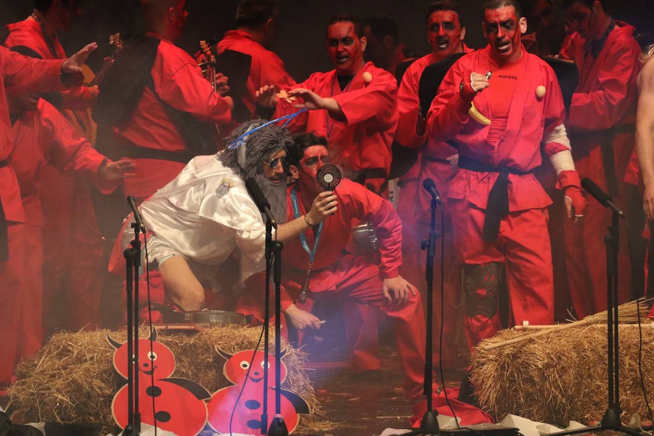 El Cine-Teatro Balboa acogió, anoche, una nueva edición del tradicional 'Certamen de murgas'. Un despliegue de humor, parodia e ironía con el que 'Los Pasotas', 'Las Inesperadas 2.0' y 'Los Carapipas' sedujeron al público asistente. Más allá del colorido y la extravagancia de sus trajes, sus letras exteriorizaron inquietudes y preocupaciones, convirtiéndose en fiel reflejo de la sociedad jerezana. Pasodobles, cuplés y popurrís, compuestos por letras reivindicativas, críticas, de agradecimiento y homenaje, volvieron, un año más, a subirse al escenario.