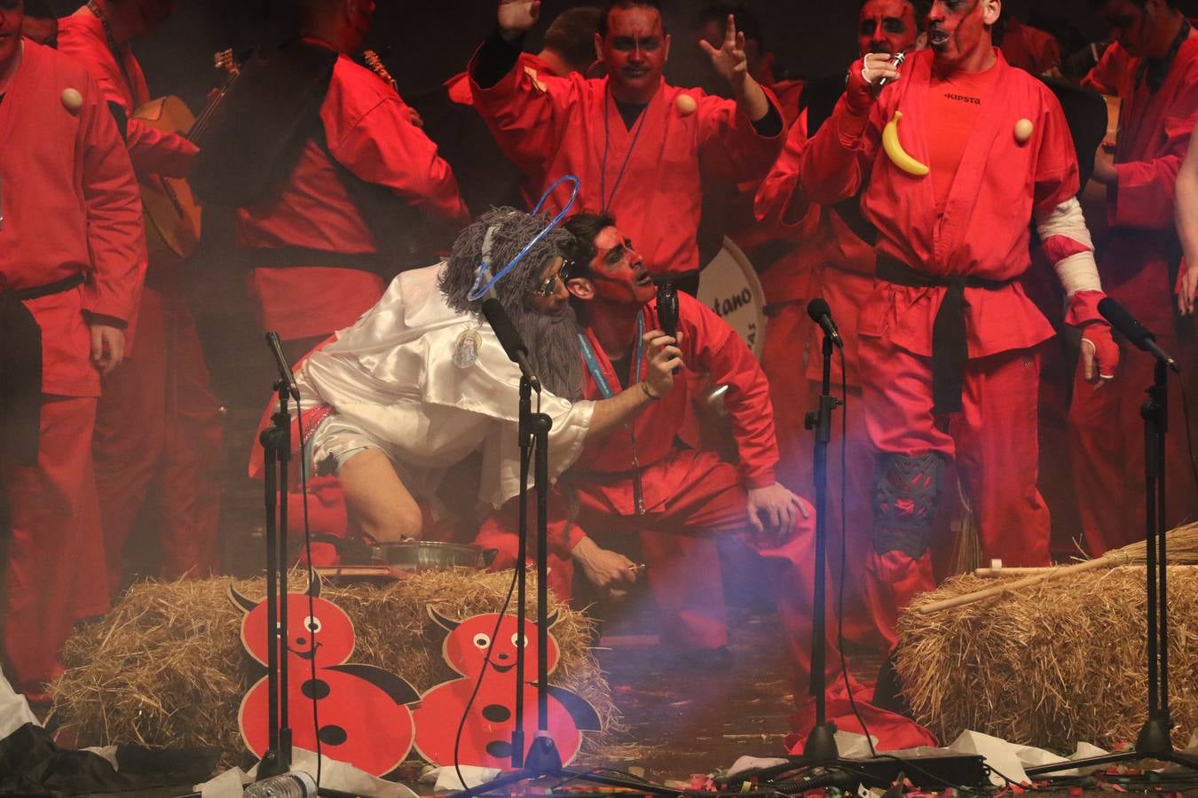 El Cine-Teatro Balboa acogió, anoche, una nueva edición del tradicional 'Certamen de murgas'. Un despliegue de humor, parodia e ironía con el que 'Los Pasotas', 'Las Inesperadas 2.0' y 'Los Carapipas' sedujeron al público asistente. Más allá del colorido y la extravagancia de sus trajes, sus letras exteriorizaron inquietudes y preocupaciones, convirtiéndose en fiel reflejo de la sociedad jerezana. Pasodobles, cuplés y popurrís, compuestos por letras reivindicativas, críticas, de agradecimiento y homenaje, volvieron, un año más, a subirse al escenario.