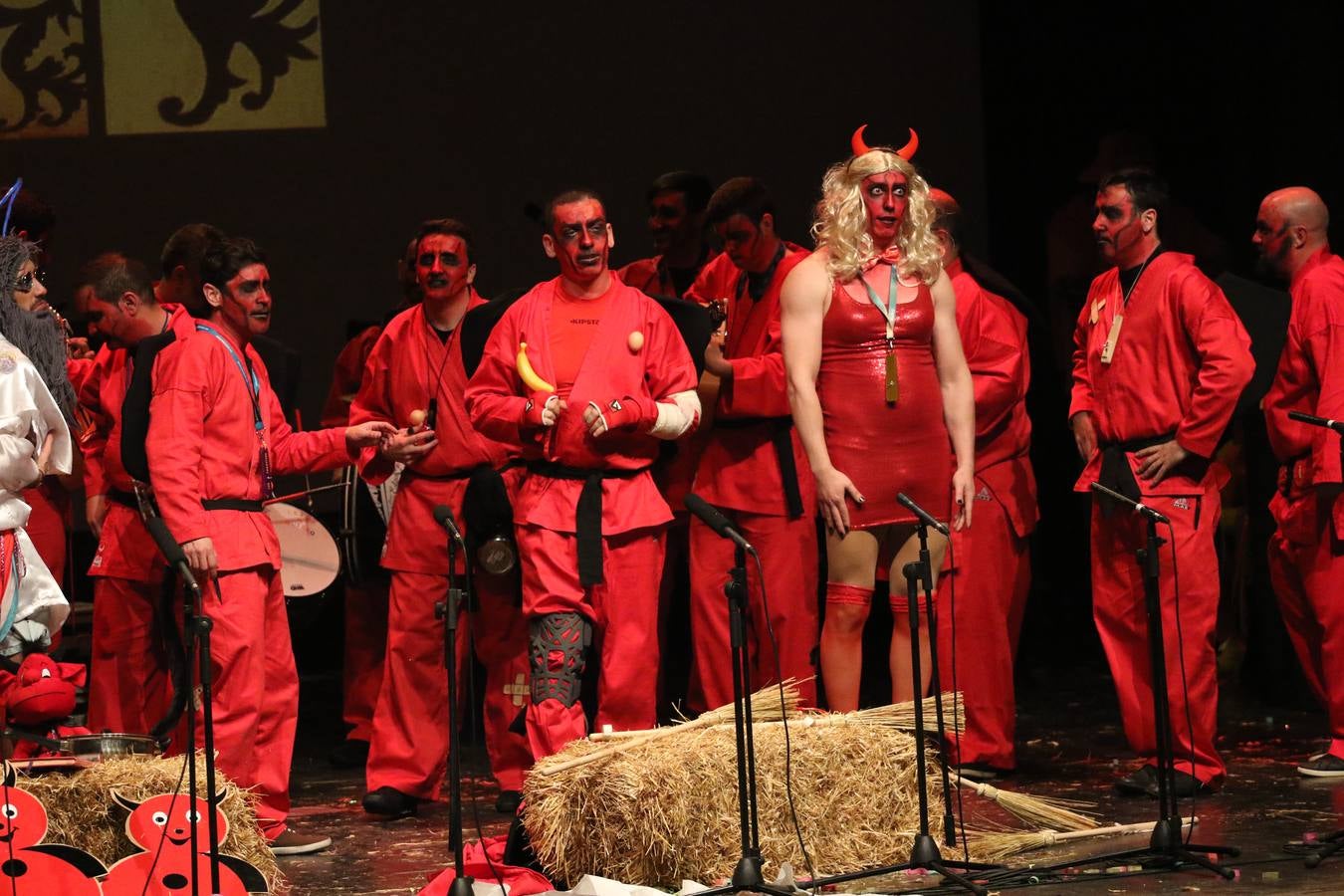 El Cine-Teatro Balboa acogió, anoche, una nueva edición del tradicional 'Certamen de murgas'. Un despliegue de humor, parodia e ironía con el que 'Los Pasotas', 'Las Inesperadas 2.0' y 'Los Carapipas' sedujeron al público asistente. Más allá del colorido y la extravagancia de sus trajes, sus letras exteriorizaron inquietudes y preocupaciones, convirtiéndose en fiel reflejo de la sociedad jerezana. Pasodobles, cuplés y popurrís, compuestos por letras reivindicativas, críticas, de agradecimiento y homenaje, volvieron, un año más, a subirse al escenario.