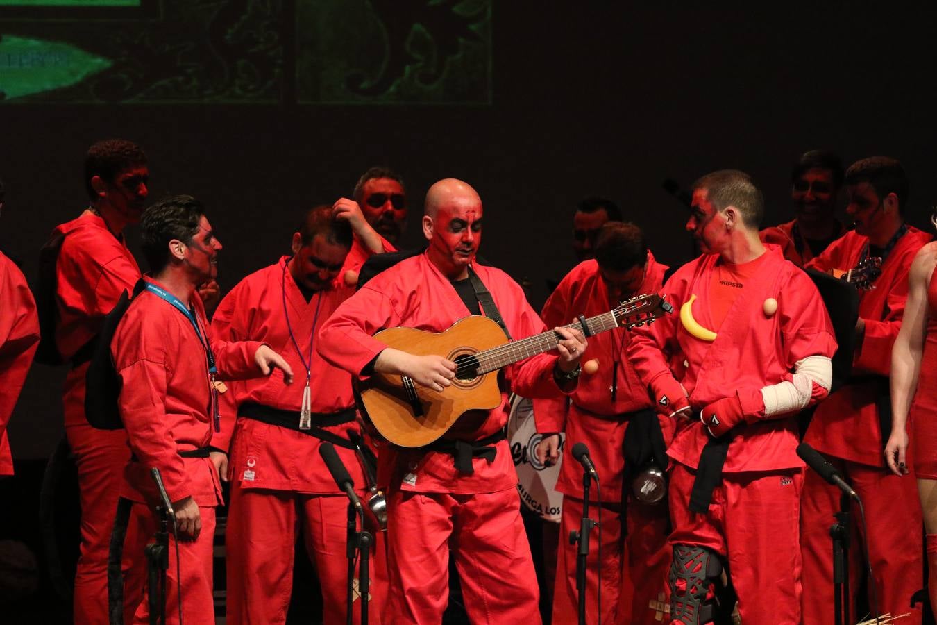 El Cine-Teatro Balboa acogió, anoche, una nueva edición del tradicional 'Certamen de murgas'. Un despliegue de humor, parodia e ironía con el que 'Los Pasotas', 'Las Inesperadas 2.0' y 'Los Carapipas' sedujeron al público asistente. Más allá del colorido y la extravagancia de sus trajes, sus letras exteriorizaron inquietudes y preocupaciones, convirtiéndose en fiel reflejo de la sociedad jerezana. Pasodobles, cuplés y popurrís, compuestos por letras reivindicativas, críticas, de agradecimiento y homenaje, volvieron, un año más, a subirse al escenario.