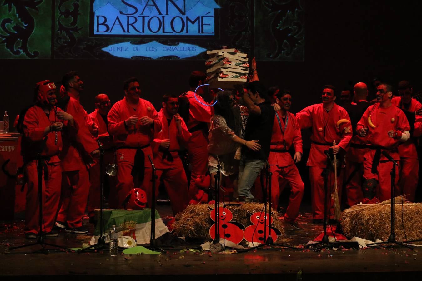 El Cine-Teatro Balboa acogió, anoche, una nueva edición del tradicional 'Certamen de murgas'. Un despliegue de humor, parodia e ironía con el que 'Los Pasotas', 'Las Inesperadas 2.0' y 'Los Carapipas' sedujeron al público asistente. Más allá del colorido y la extravagancia de sus trajes, sus letras exteriorizaron inquietudes y preocupaciones, convirtiéndose en fiel reflejo de la sociedad jerezana. Pasodobles, cuplés y popurrís, compuestos por letras reivindicativas, críticas, de agradecimiento y homenaje, volvieron, un año más, a subirse al escenario.