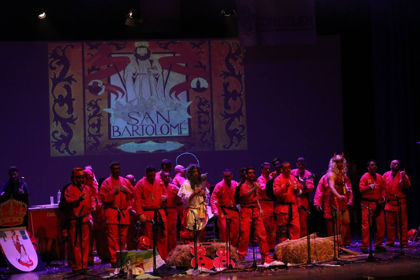 El Cine-Teatro Balboa acogió, anoche, una nueva edición del tradicional 'Certamen de murgas'. Un despliegue de humor, parodia e ironía con el que 'Los Pasotas', 'Las Inesperadas 2.0' y 'Los Carapipas' sedujeron al público asistente. Más allá del colorido y la extravagancia de sus trajes, sus letras exteriorizaron inquietudes y preocupaciones, convirtiéndose en fiel reflejo de la sociedad jerezana. Pasodobles, cuplés y popurrís, compuestos por letras reivindicativas, críticas, de agradecimiento y homenaje, volvieron, un año más, a subirse al escenario.