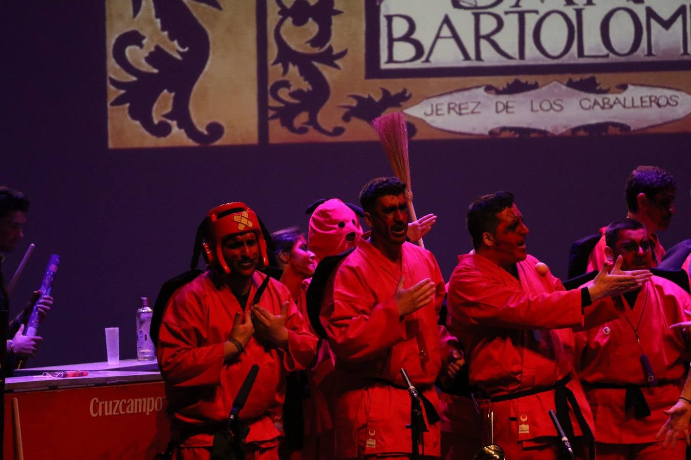 El Cine-Teatro Balboa acogió, anoche, una nueva edición del tradicional 'Certamen de murgas'. Un despliegue de humor, parodia e ironía con el que 'Los Pasotas', 'Las Inesperadas 2.0' y 'Los Carapipas' sedujeron al público asistente. Más allá del colorido y la extravagancia de sus trajes, sus letras exteriorizaron inquietudes y preocupaciones, convirtiéndose en fiel reflejo de la sociedad jerezana. Pasodobles, cuplés y popurrís, compuestos por letras reivindicativas, críticas, de agradecimiento y homenaje, volvieron, un año más, a subirse al escenario.