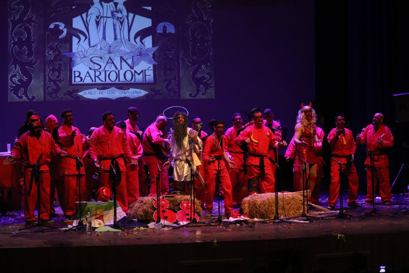El Cine-Teatro Balboa acogió, anoche, una nueva edición del tradicional 'Certamen de murgas'. Un despliegue de humor, parodia e ironía con el que 'Los Pasotas', 'Las Inesperadas 2.0' y 'Los Carapipas' sedujeron al público asistente. Más allá del colorido y la extravagancia de sus trajes, sus letras exteriorizaron inquietudes y preocupaciones, convirtiéndose en fiel reflejo de la sociedad jerezana. Pasodobles, cuplés y popurrís, compuestos por letras reivindicativas, críticas, de agradecimiento y homenaje, volvieron, un año más, a subirse al escenario.