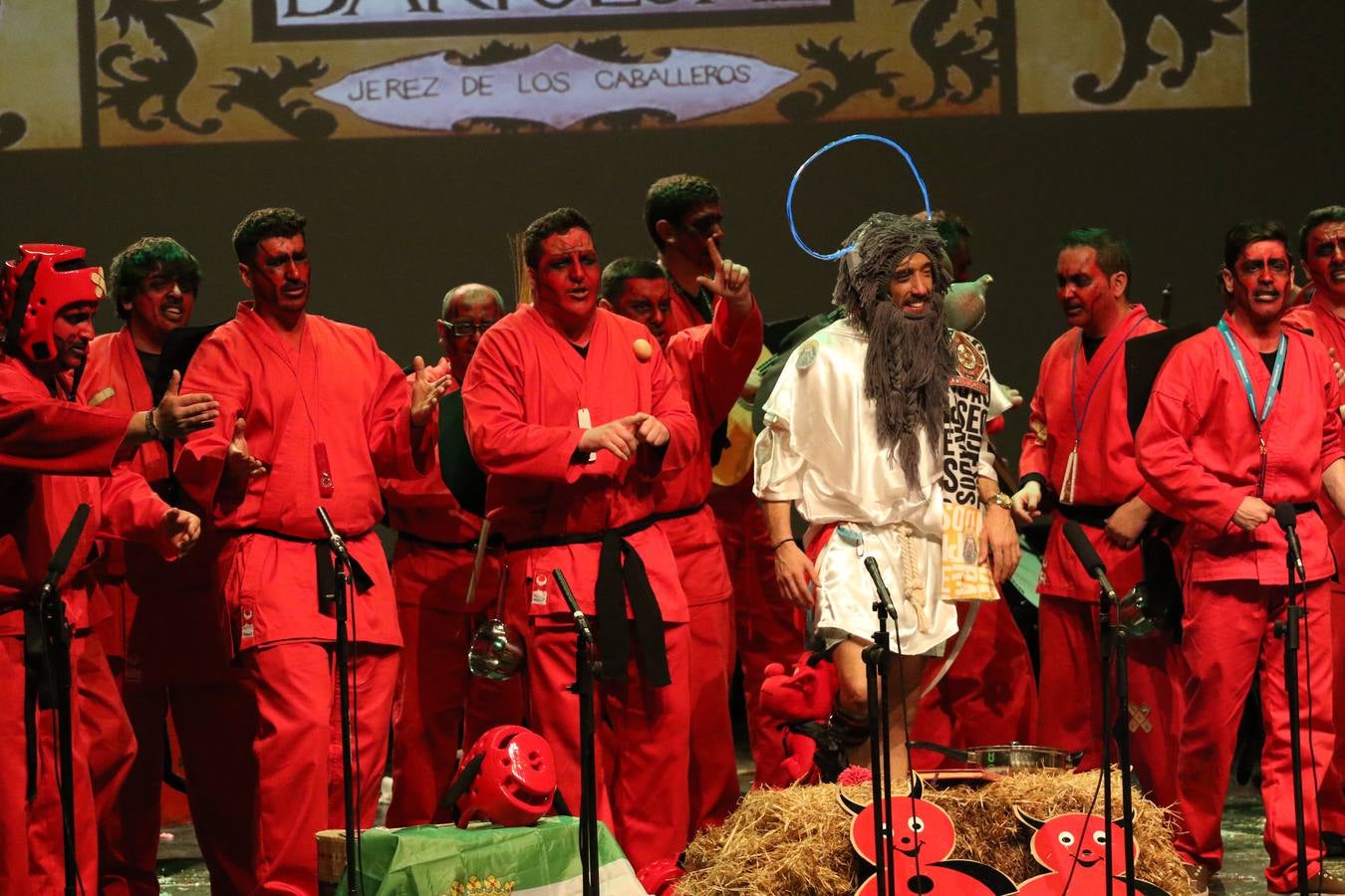 El Cine-Teatro Balboa acogió, anoche, una nueva edición del tradicional 'Certamen de murgas'. Un despliegue de humor, parodia e ironía con el que 'Los Pasotas', 'Las Inesperadas 2.0' y 'Los Carapipas' sedujeron al público asistente. Más allá del colorido y la extravagancia de sus trajes, sus letras exteriorizaron inquietudes y preocupaciones, convirtiéndose en fiel reflejo de la sociedad jerezana. Pasodobles, cuplés y popurrís, compuestos por letras reivindicativas, críticas, de agradecimiento y homenaje, volvieron, un año más, a subirse al escenario.