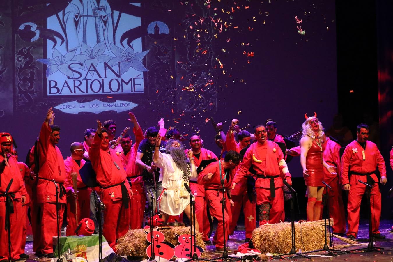 El Cine-Teatro Balboa acogió, anoche, una nueva edición del tradicional 'Certamen de murgas'. Un despliegue de humor, parodia e ironía con el que 'Los Pasotas', 'Las Inesperadas 2.0' y 'Los Carapipas' sedujeron al público asistente. Más allá del colorido y la extravagancia de sus trajes, sus letras exteriorizaron inquietudes y preocupaciones, convirtiéndose en fiel reflejo de la sociedad jerezana. Pasodobles, cuplés y popurrís, compuestos por letras reivindicativas, críticas, de agradecimiento y homenaje, volvieron, un año más, a subirse al escenario.