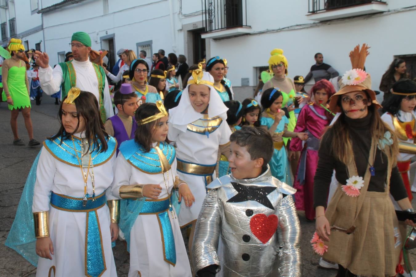 El desfile de Carnaval llenó de alegría, colorido y animación las calles de Jerez de los Caballeros. El desfile partió de la calle Eritas continuó el recorrido por el barrio de Los Mártires, la corredera Hernando de Soto y la calle Vasco Núñez, para culminar en la Plaza de España.Destacó la participación de muchos grupos, de todas las edades, pero especialmente de jóvenes, savia nueva que se va incorporando a la fiesta. Con un ambiente primaveral, fueron muchas las personas que se concentraron a lo largo del recorrido para disfrutar de este caudal de fantasía y de fiesta.