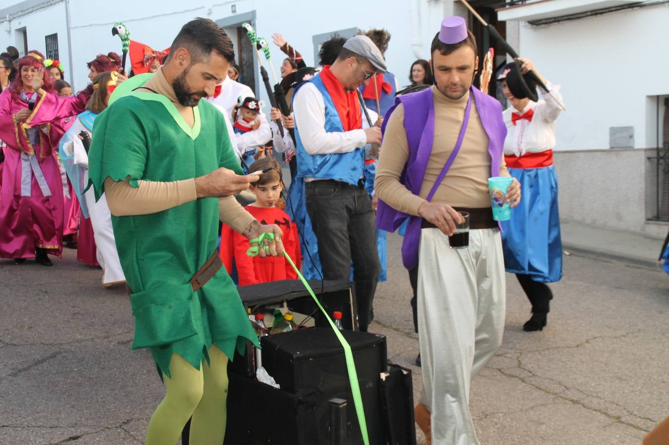 El desfile de Carnaval llenó de alegría, colorido y animación las calles de Jerez de los Caballeros. El desfile partió de la calle Eritas continuó el recorrido por el barrio de Los Mártires, la corredera Hernando de Soto y la calle Vasco Núñez, para culminar en la Plaza de España.Destacó la participación de muchos grupos, de todas las edades, pero especialmente de jóvenes, savia nueva que se va incorporando a la fiesta. Con un ambiente primaveral, fueron muchas las personas que se concentraron a lo largo del recorrido para disfrutar de este caudal de fantasía y de fiesta.