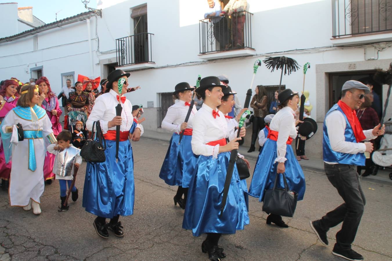El desfile de Carnaval llenó de alegría, colorido y animación las calles de Jerez de los Caballeros. El desfile partió de la calle Eritas continuó el recorrido por el barrio de Los Mártires, la corredera Hernando de Soto y la calle Vasco Núñez, para culminar en la Plaza de España.Destacó la participación de muchos grupos, de todas las edades, pero especialmente de jóvenes, savia nueva que se va incorporando a la fiesta. Con un ambiente primaveral, fueron muchas las personas que se concentraron a lo largo del recorrido para disfrutar de este caudal de fantasía y de fiesta.