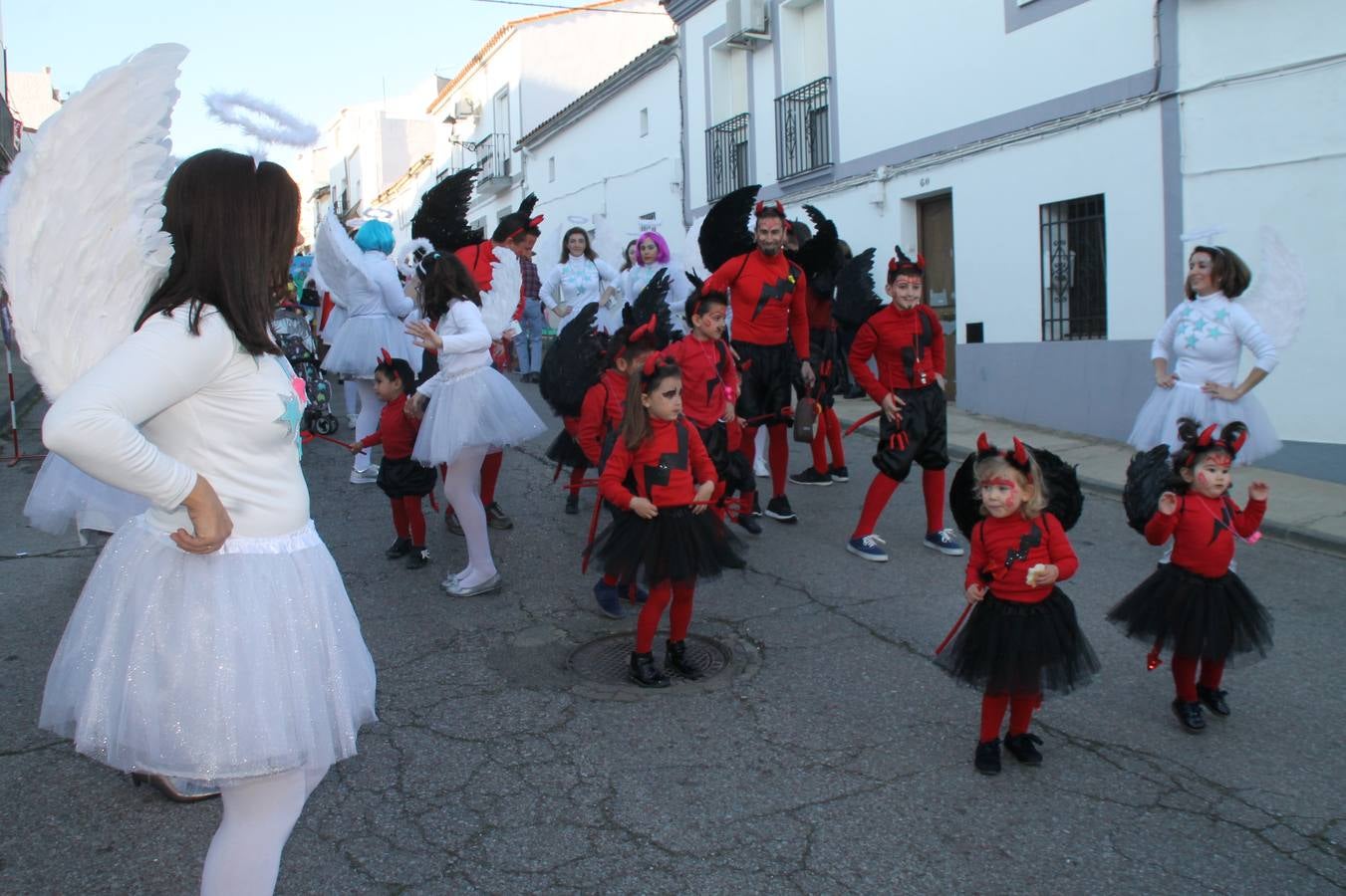 El desfile de Carnaval llenó de alegría, colorido y animación las calles de Jerez de los Caballeros. El desfile partió de la calle Eritas continuó el recorrido por el barrio de Los Mártires, la corredera Hernando de Soto y la calle Vasco Núñez, para culminar en la Plaza de España.Destacó la participación de muchos grupos, de todas las edades, pero especialmente de jóvenes, savia nueva que se va incorporando a la fiesta. Con un ambiente primaveral, fueron muchas las personas que se concentraron a lo largo del recorrido para disfrutar de este caudal de fantasía y de fiesta.